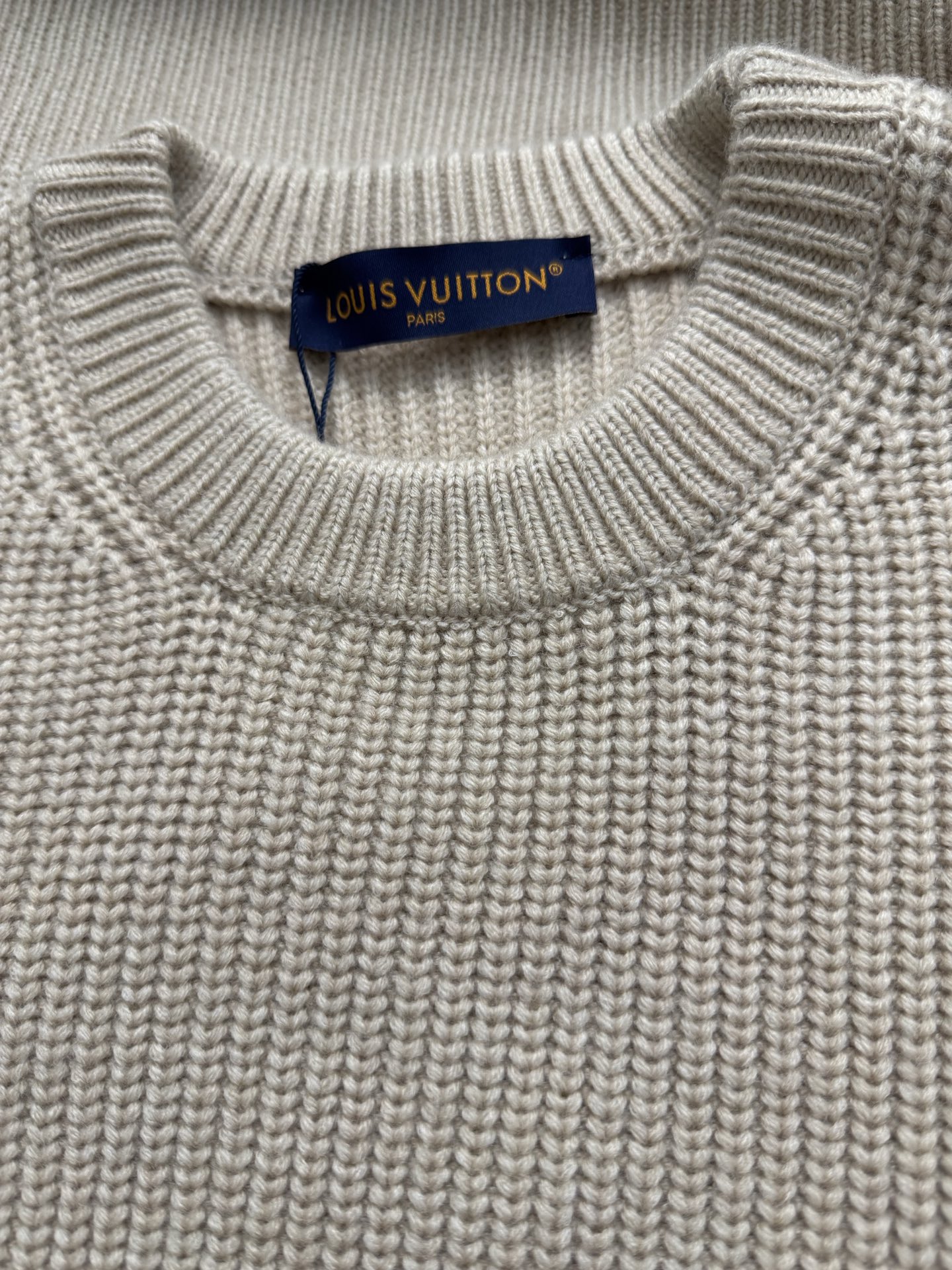 P325
LV/路易威登 SKI联名系列刺绣字母四叶草三花这针织衫毛衣
尺码：S-XL