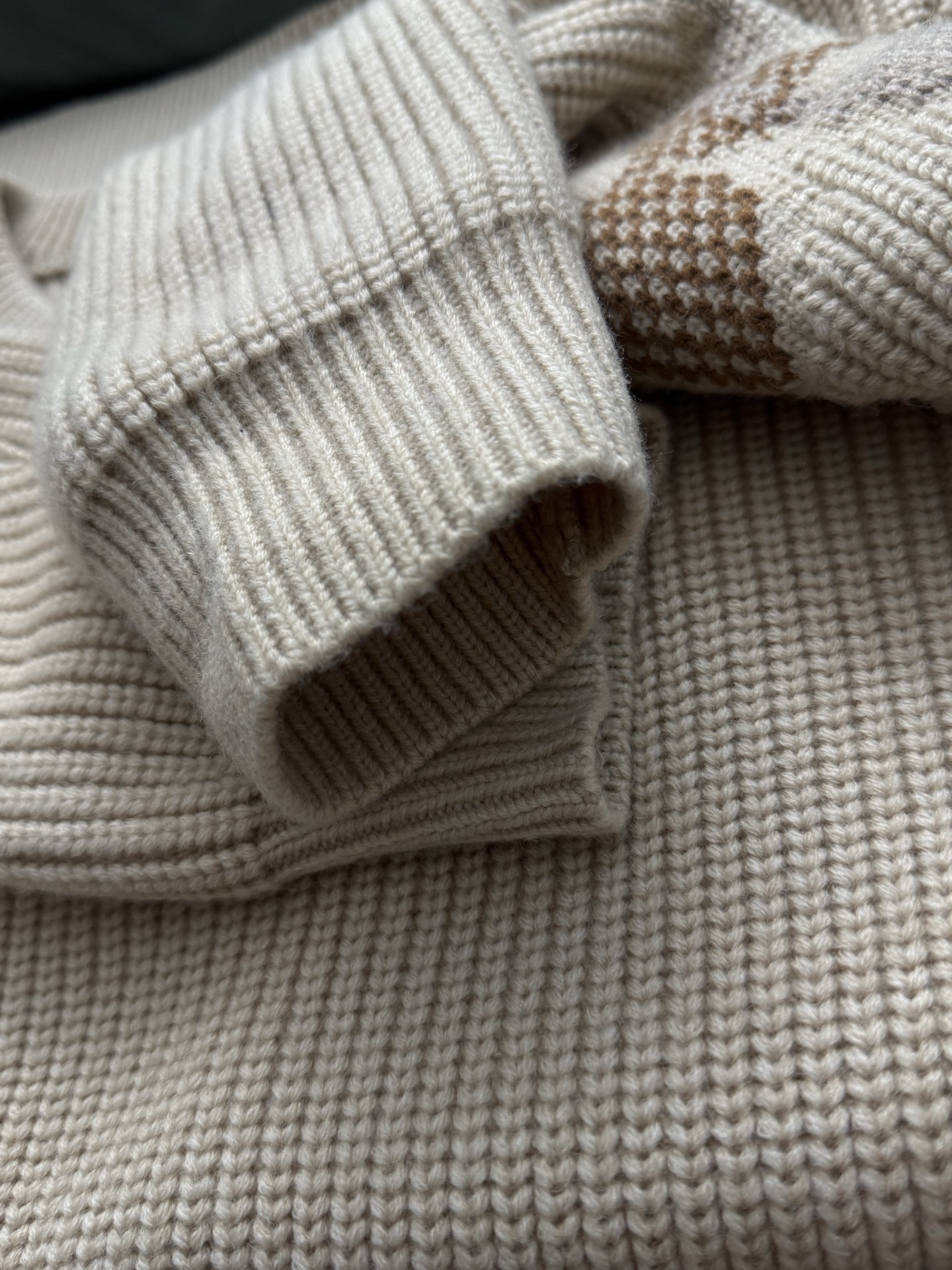 P325
LV/路易威登 SKI联名系列刺绣字母四叶草三花这针织衫毛衣
尺码：S-XL