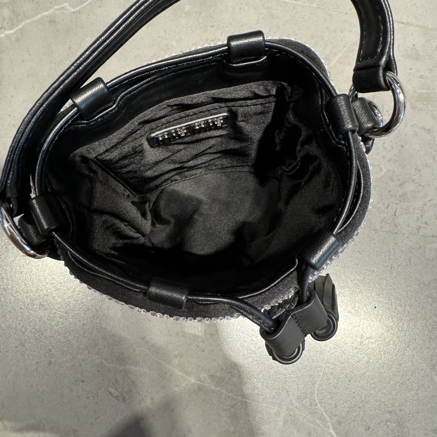 P650 5BE085:Miu钻石水桶包,这款手袋通体覆盖由人造仿水晶组成,搭配顶级进口小羊皮,细节精致考究,高品质仿水晶亮光下非常闪耀,经典字母徽标增添别具一格的格调与辨识度,袋口抽绳收缩设计,金属链条长肩带搭配皮革垫肩,实用性更好,钢制五金配件,水桶包造型永不过时,容量非常可观
尺寸:17*15*10cm配原版包装