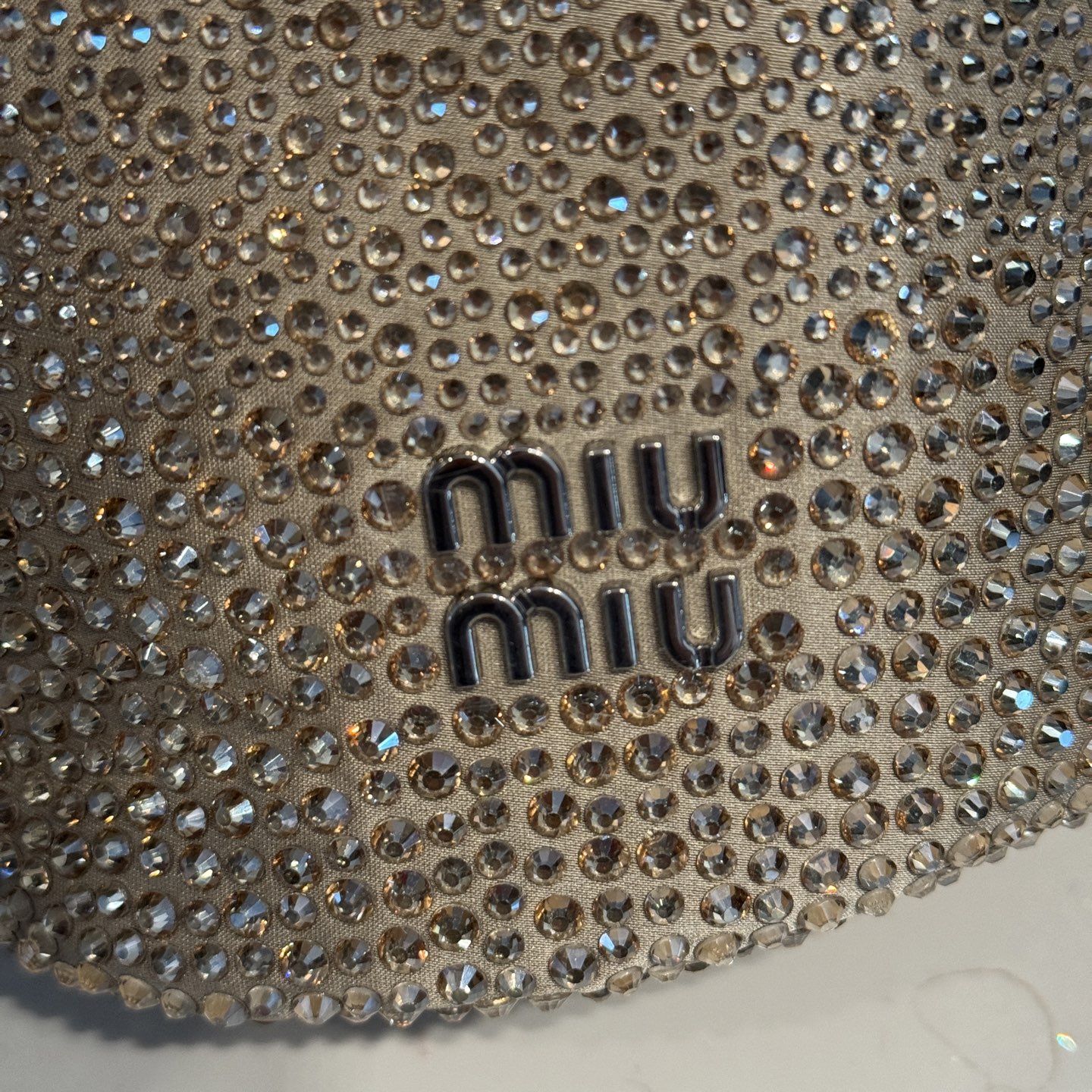 P650 5BE085:Miu钻石水桶包,这款手袋通体覆盖由人造仿水晶组成,搭配顶级进口小羊皮,细节精致考究,高品质仿水晶亮光下非常闪耀,经典字母徽标增添别具一格的格调与辨识度,袋口抽绳收缩设计,金属链条长肩带搭配皮革垫肩,实用性更好,钢制五金配件,水桶包造型永不过时,容量非常可观
尺寸:17*15*10cm配原版包装