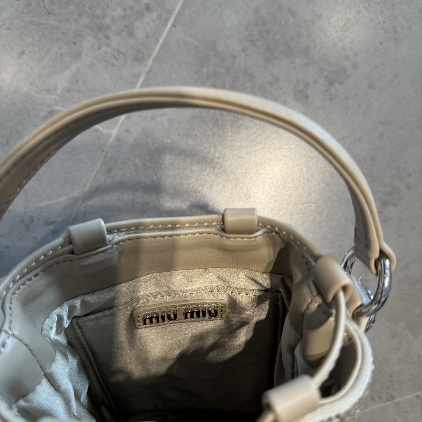 P650 5BE085:Miu钻石水桶包,这款手袋通体覆盖由人造仿水晶组成,搭配顶级进口小羊皮,细节精致考究,高品质仿水晶亮光下非常闪耀,经典字母徽标增添别具一格的格调与辨识度,袋口抽绳收缩设计,金属链条长肩带搭配皮革垫肩,实用性更好,钢制五金配件,水桶包造型永不过时,容量非常可观
尺寸:17*15*10cm配原版包装