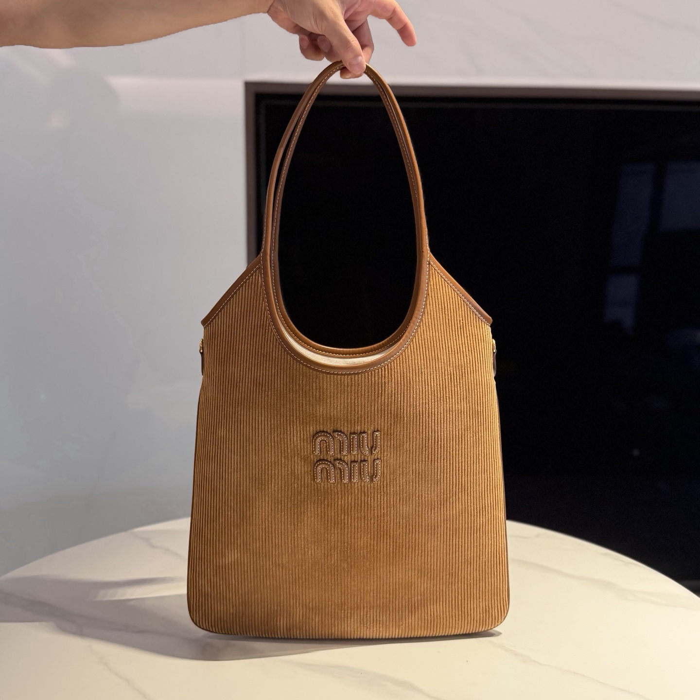 P600 Edición exclusiva con chip, pana, bolso tote de brazo, edición limitada de la serie Miu. Este diseño permite que m…
