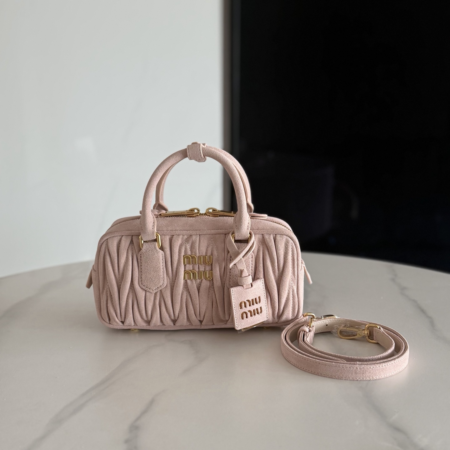 P740 chip exclusivo 𝗠𝗶* 𝗠𝗶* 𝟮𝟬𝟮𝟱 el plisado mate entiende a 𝗭𝗵𝗲𝗻𝗴𝗳𝘂 ▫️ de lejos es una silueta de bolso …