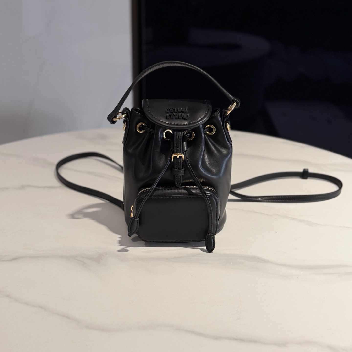P760 Miu M** 25ss bolso de piel tipo mochila / Entre la disciplina y la libertad, lleva un castillo móvil a la espalda.…