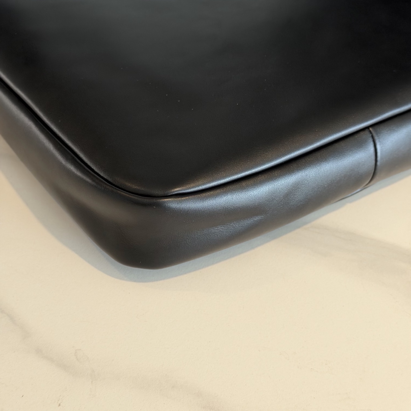 P750 Mi*  新款IVY 宽版托特包，柔软小牛皮＋金色徽标，简约又超有辨识度 侧边加宽容量更大 包型轻盈不累肩， 通勤 or 短途出行都很 OK ！低调又时髦～内部空间合理，日常用品轻松收纳，实用又美观，轻奢女孩必入！

款号：5BG311
尺寸：33*38*6cm