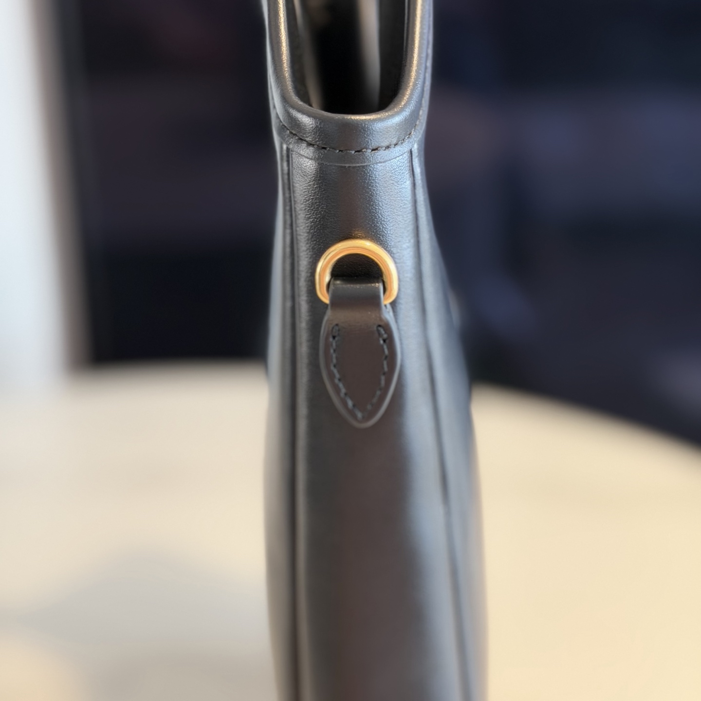 P750 Mi*  新款IVY 宽版托特包，柔软小牛皮＋金色徽标，简约又超有辨识度 侧边加宽容量更大 包型轻盈不累肩， 通勤 or 短途出行都很 OK ！低调又时髦～内部空间合理，日常用品轻松收纳，实用又美观，轻奢女孩必入！

款号：5BG311
尺寸：33*38*6cm