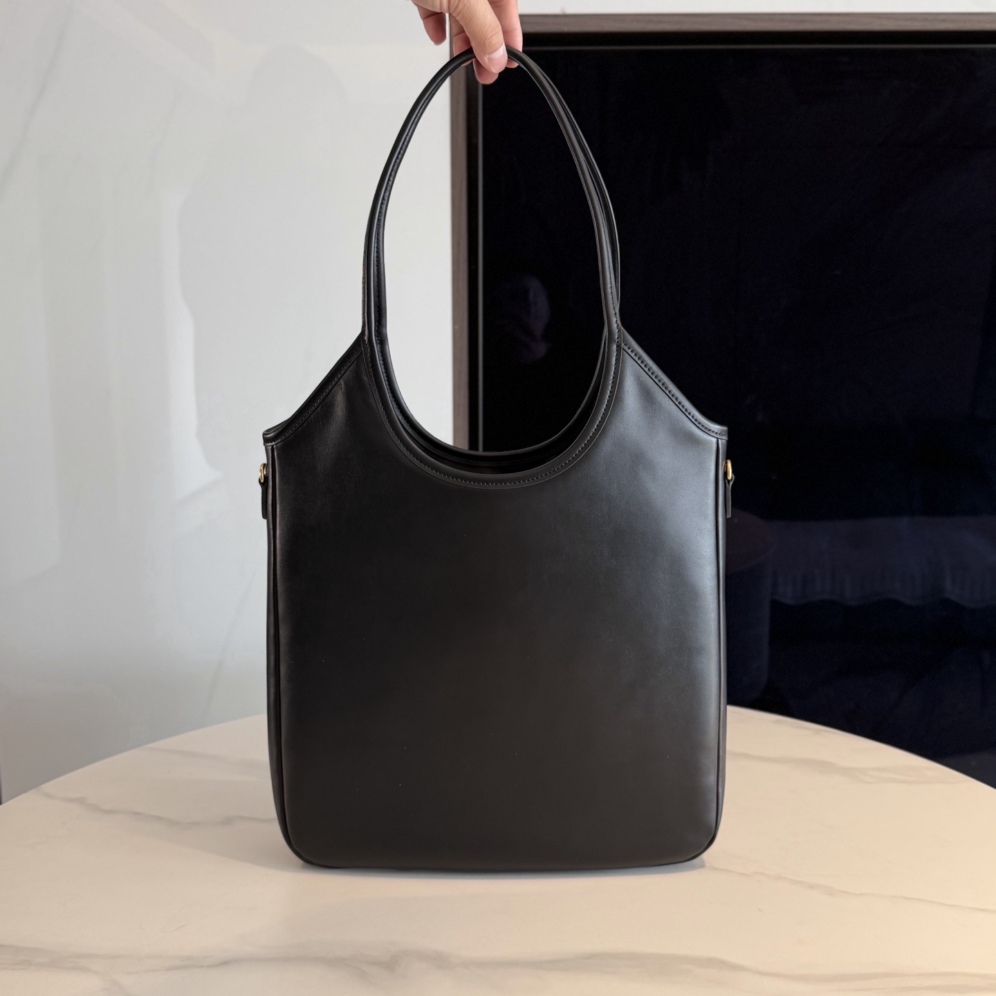 P750 Mi*  新款IVY 宽版托特包，柔软小牛皮＋金色徽标，简约又超有辨识度 侧边加宽容量更大 包型轻盈不累肩， 通勤 or 短途出行都很 OK ！低调又时髦～内部空间合理，日常用品轻松收纳，实用又美观，轻奢女孩必入！

款号：5BG311
尺寸：33*38*6cm