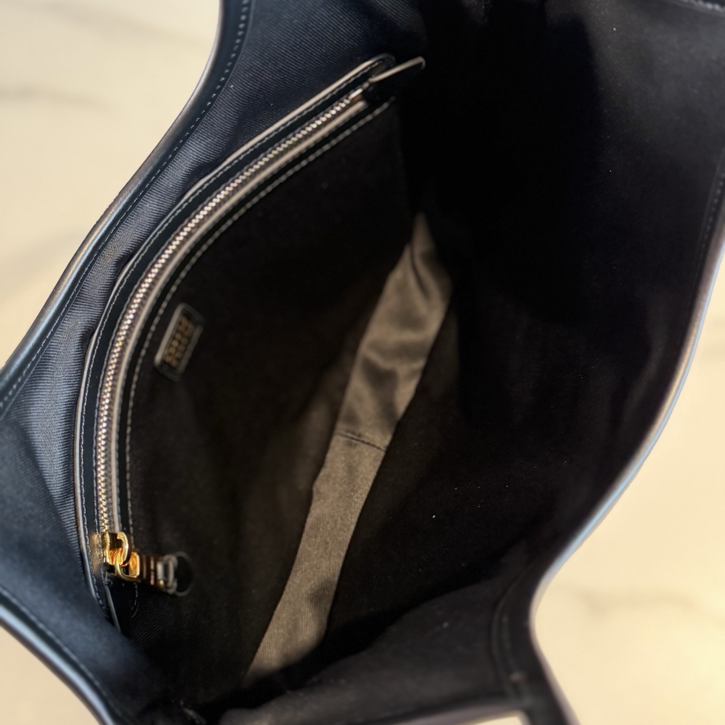 P750 Mi*  新款IVY 宽版托特包，柔软小牛皮＋金色徽标，简约又超有辨识度 侧边加宽容量更大 包型轻盈不累肩， 通勤 or 短途出行都很 OK ！低调又时髦～内部空间合理，日常用品轻松收纳，实用又美观，轻奢女孩必入！

款号：5BG311
尺寸：33*38*6cm