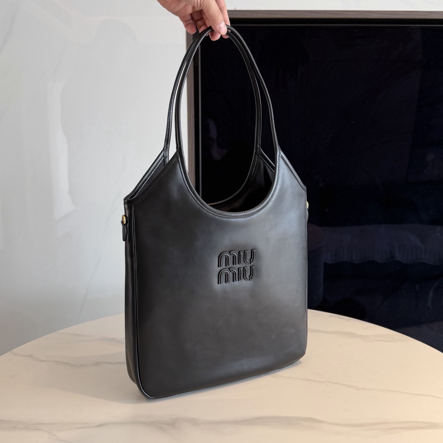 P750 Mi*  新款IVY 宽版托特包，柔软小牛皮＋金色徽标，简约又超有辨识度 侧边加宽容量更大 包型轻盈不累肩， 通勤 or 短途出行都很 OK ！低调又时髦～内部空间合理，日常用品轻松收纳，实用又美观，轻奢女孩必入！

款号：5BG311
尺寸：33*38*6cm