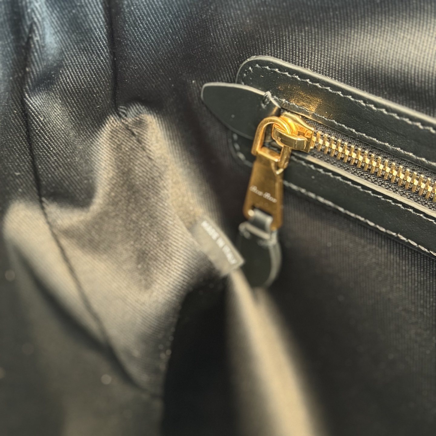 P750 Mi*  新款IVY 宽版托特包，柔软小牛皮＋金色徽标，简约又超有辨识度 侧边加宽容量更大 包型轻盈不累肩， 通勤 or 短途出行都很 OK ！低调又时髦～内部空间合理，日常用品轻松收纳，实用又美观，轻奢女孩必入！

款号：5BG311
尺寸：33*38*6cm