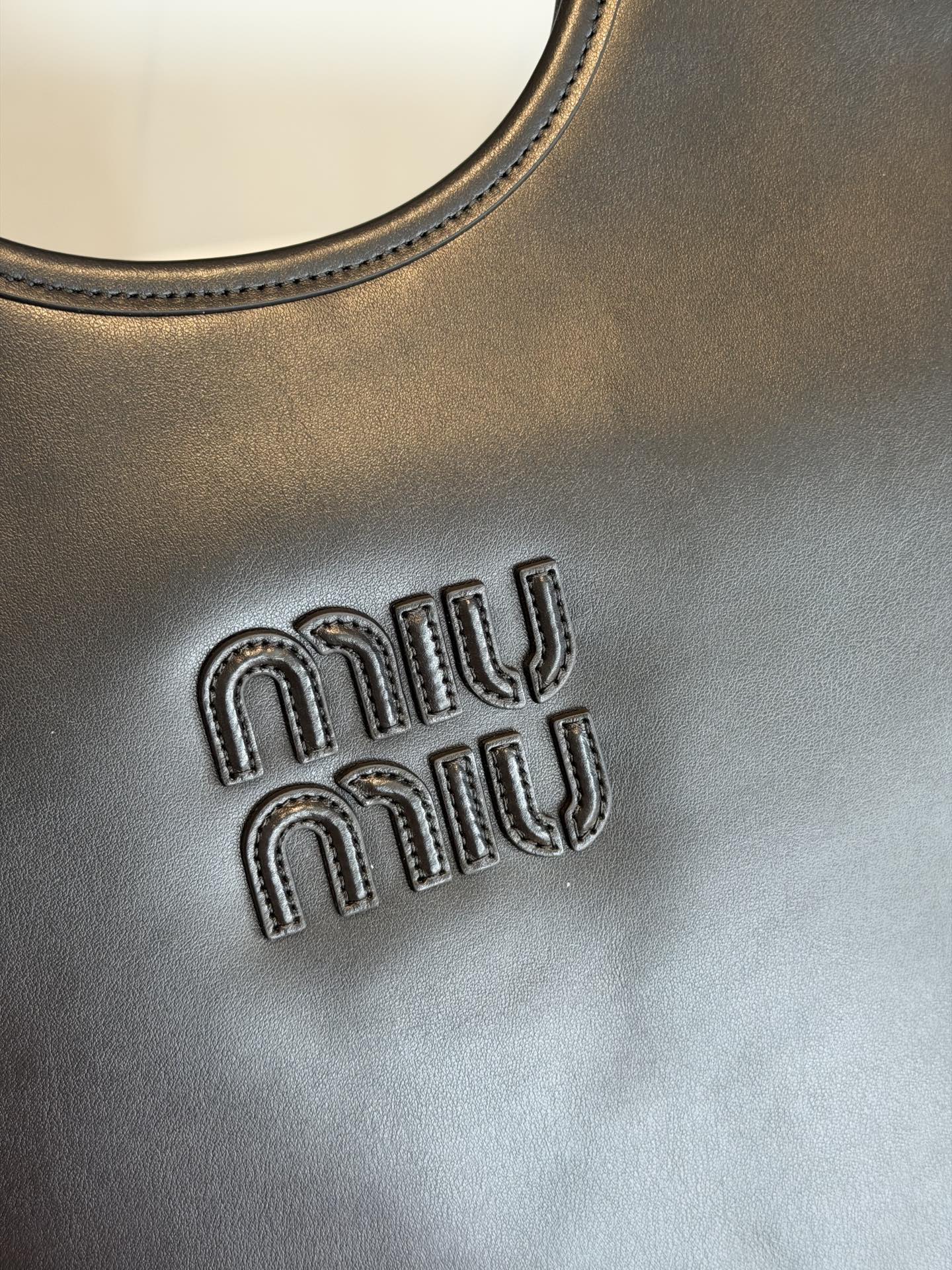 P750 Mi*  新款IVY 宽版托特包，柔软小牛皮＋金色徽标，简约又超有辨识度 侧边加宽容量更大 包型轻盈不累肩， 通勤 or 短途出行都很 OK ！低调又时髦～内部空间合理，日常用品轻松收纳，实用又美观，轻奢女孩必入！

款号：5BG311
尺寸：33*38*6cm