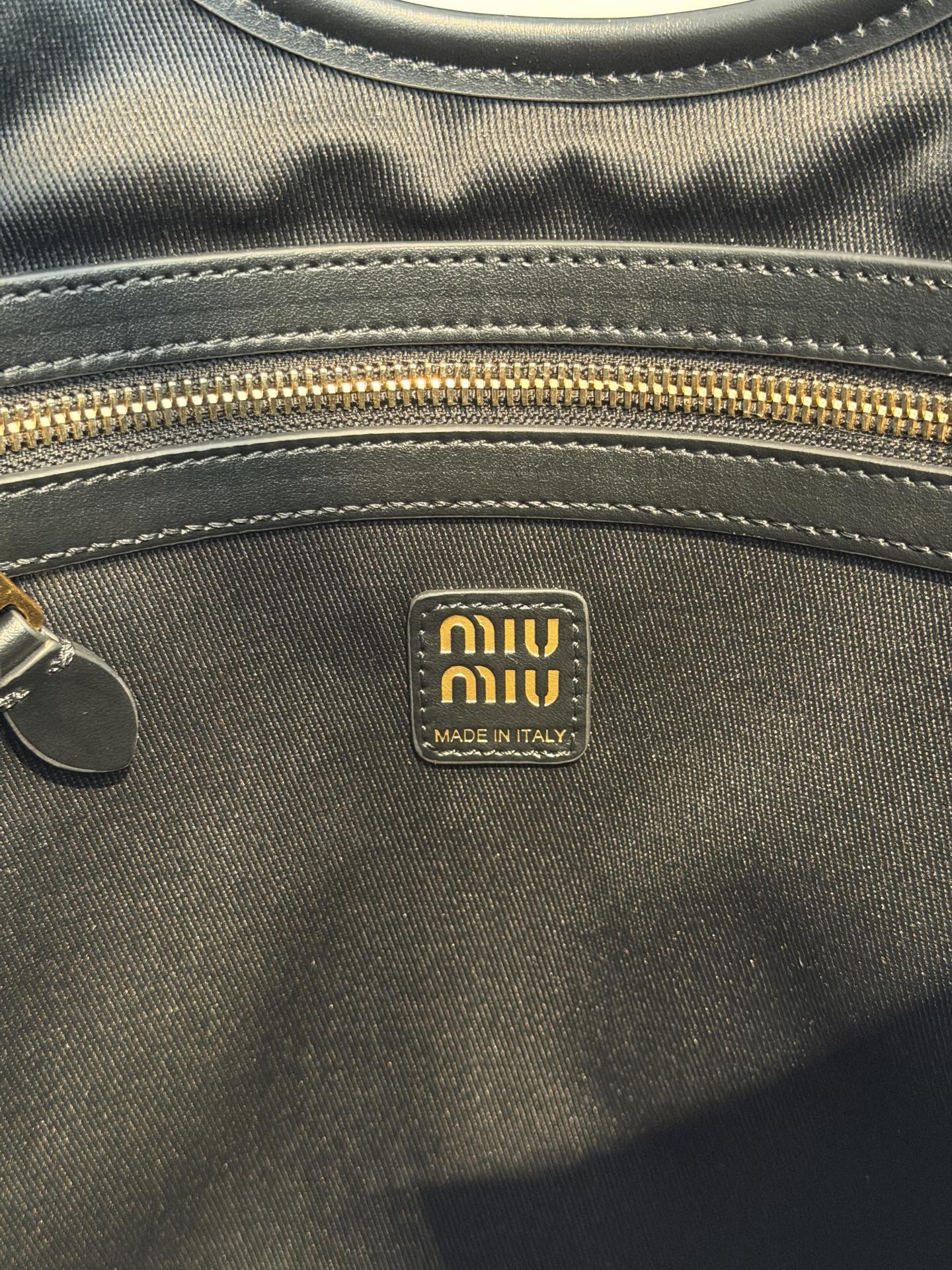 P750 Mi*  新款IVY 宽版托特包，柔软小牛皮＋金色徽标，简约又超有辨识度 侧边加宽容量更大 包型轻盈不累肩， 通勤 or 短途出行都很 OK ！低调又时髦～内部空间合理，日常用品轻松收纳，实用又美观，轻奢女孩必入！

款号：5BG311
尺寸：33*38*6cm