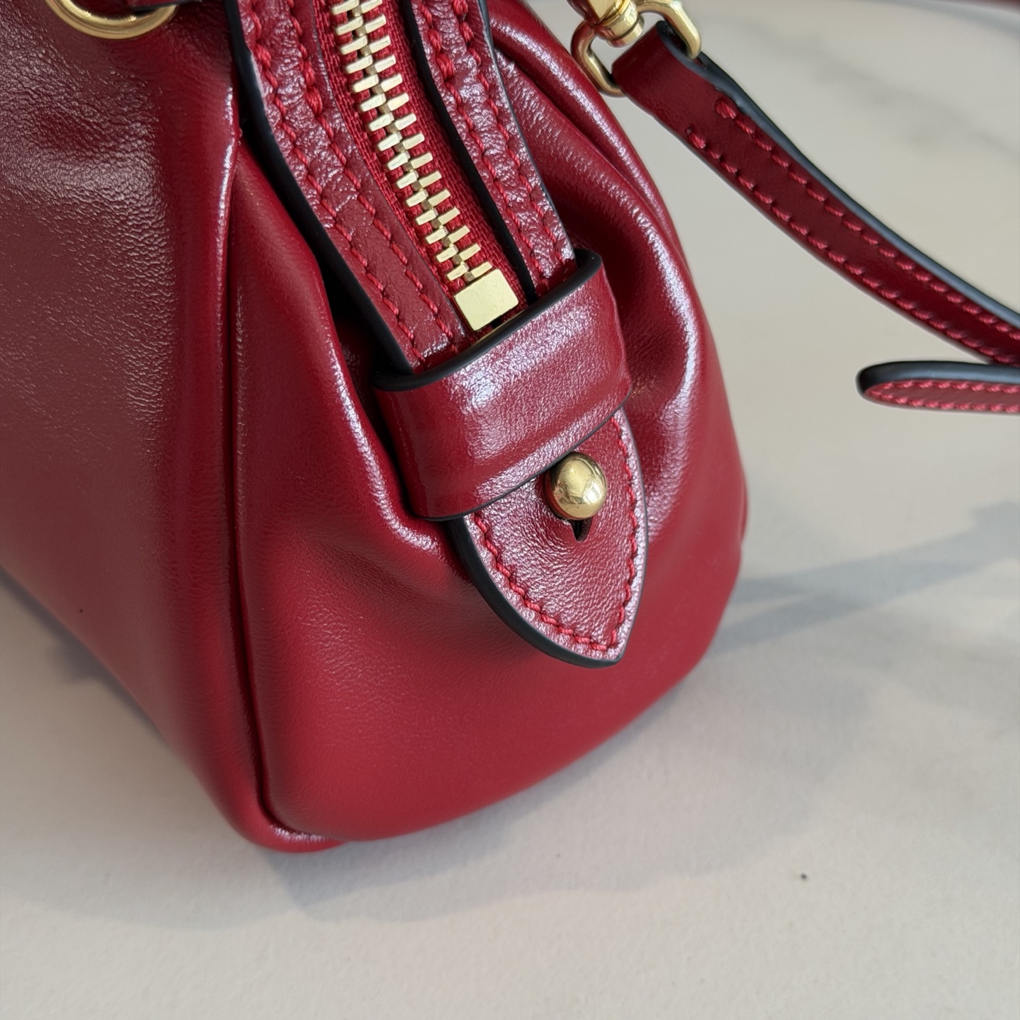 P630 Mi* Mi* 多背法亮面牛皮包，秋冬新款多背法亮面牛皮包，复古亮面材质，质感满分！包身小巧，手拿、单肩、斜挎、双肩多种背法，搭配超灵活。金属孔眼，细节精致，链条和肩带可拆卸，实用又时髦。日常通勤或休闲都很适合，秋冬大衣、裙装都能轻松驾驭，韩系氛围感满满，女生必入！
型号：5BF131
尺寸：24*14*8.5cm
