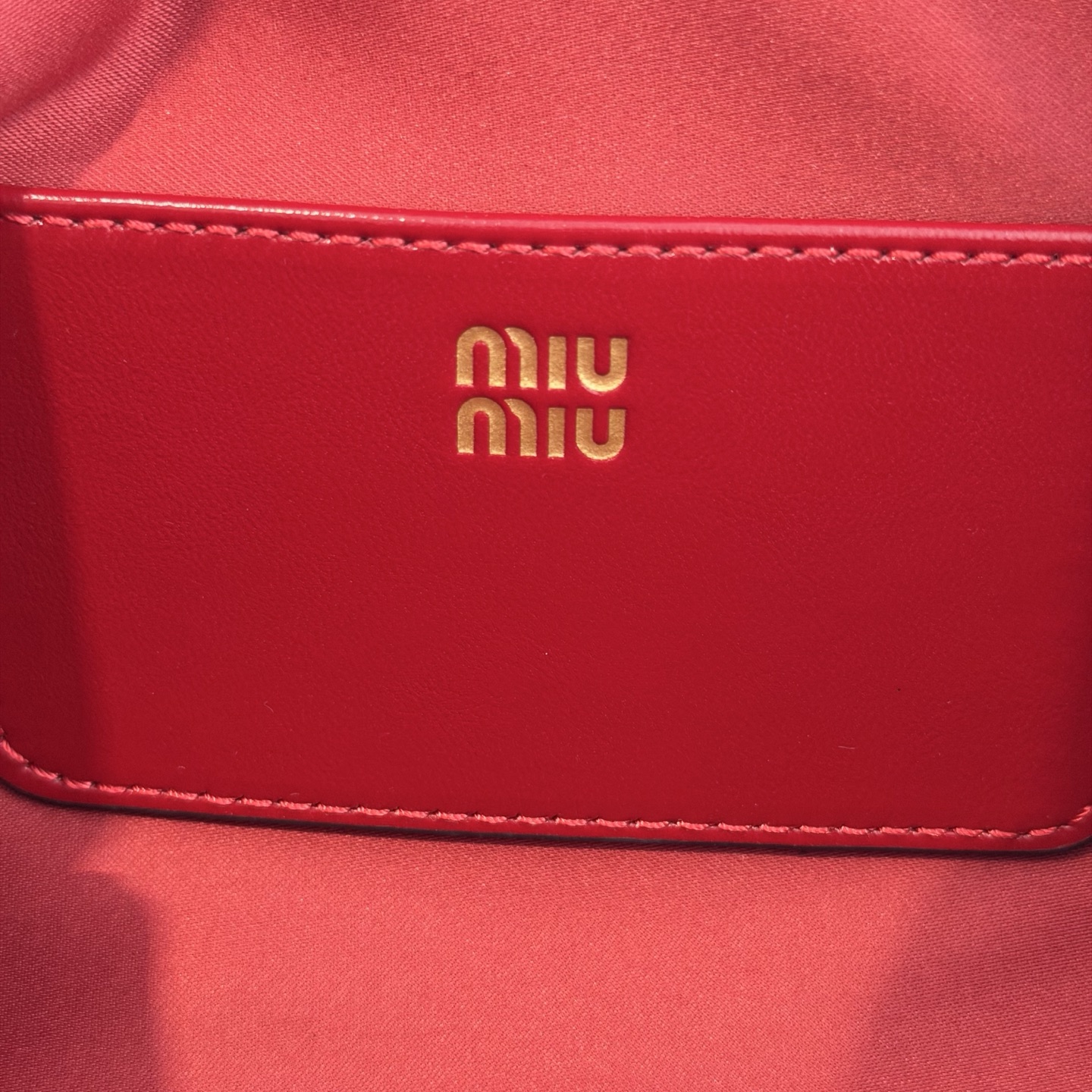 P630 Mi* Mi* 多背法亮面牛皮包，秋冬新款多背法亮面牛皮包，复古亮面材质，质感满分！包身小巧，手拿、单肩、斜挎、双肩多种背法，搭配超灵活。金属孔眼，细节精致，链条和肩带可拆卸，实用又时髦。日常通勤或休闲都很适合，秋冬大衣、裙装都能轻松驾驭，韩系氛围感满满，女生必入！
型号：5BF131
尺寸：24*14*8.5cm
