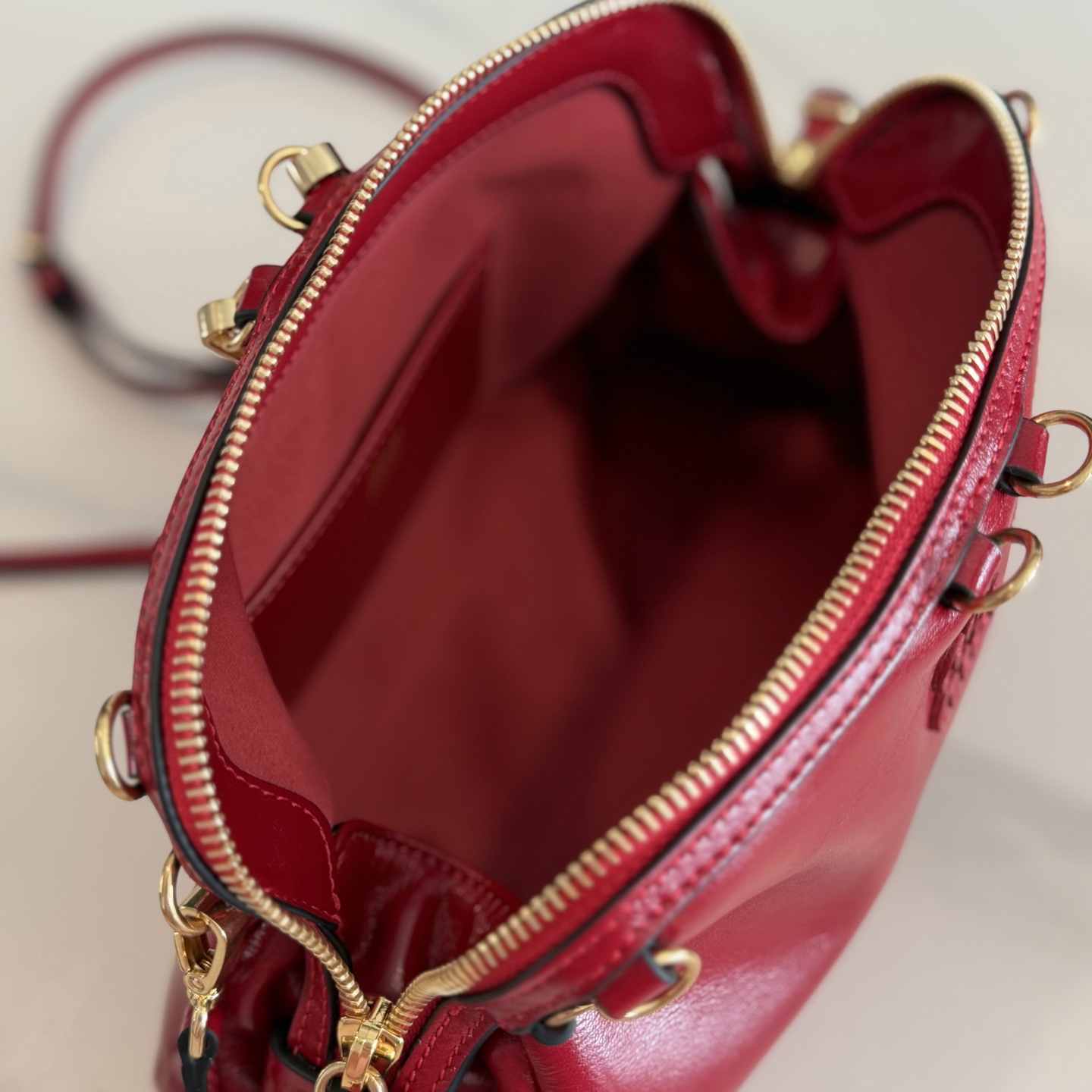 P630 Mi* Mi* 多背法亮面牛皮包，秋冬新款多背法亮面牛皮包，复古亮面材质，质感满分！包身小巧，手拿、单肩、斜挎、双肩多种背法，搭配超灵活。金属孔眼，细节精致，链条和肩带可拆卸，实用又时髦。日常通勤或休闲都很适合，秋冬大衣、裙装都能轻松驾驭，韩系氛围感满满，女生必入！
型号：5BF131
尺寸：24*14*8.5cm
