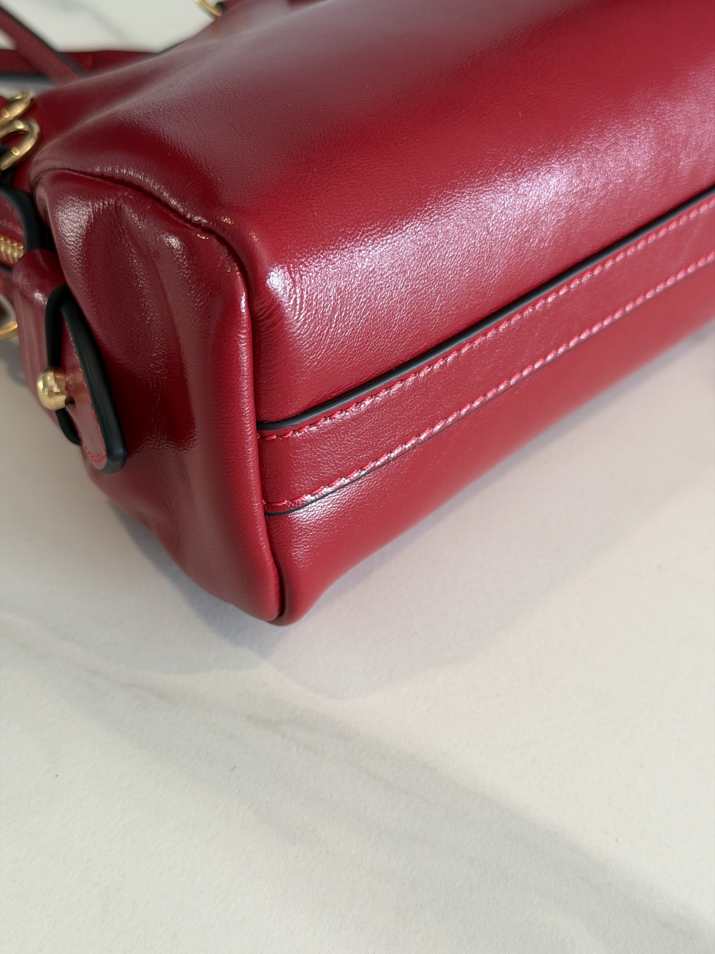 P630 Mi* Mi* 多背法亮面牛皮包，秋冬新款多背法亮面牛皮包，复古亮面材质，质感满分！包身小巧，手拿、单肩、斜挎、双肩多种背法，搭配超灵活。金属孔眼，细节精致，链条和肩带可拆卸，实用又时髦。日常通勤或休闲都很适合，秋冬大衣、裙装都能轻松驾驭，韩系氛围感满满，女生必入！
型号：5BF131
尺寸：24*14*8.5cm
