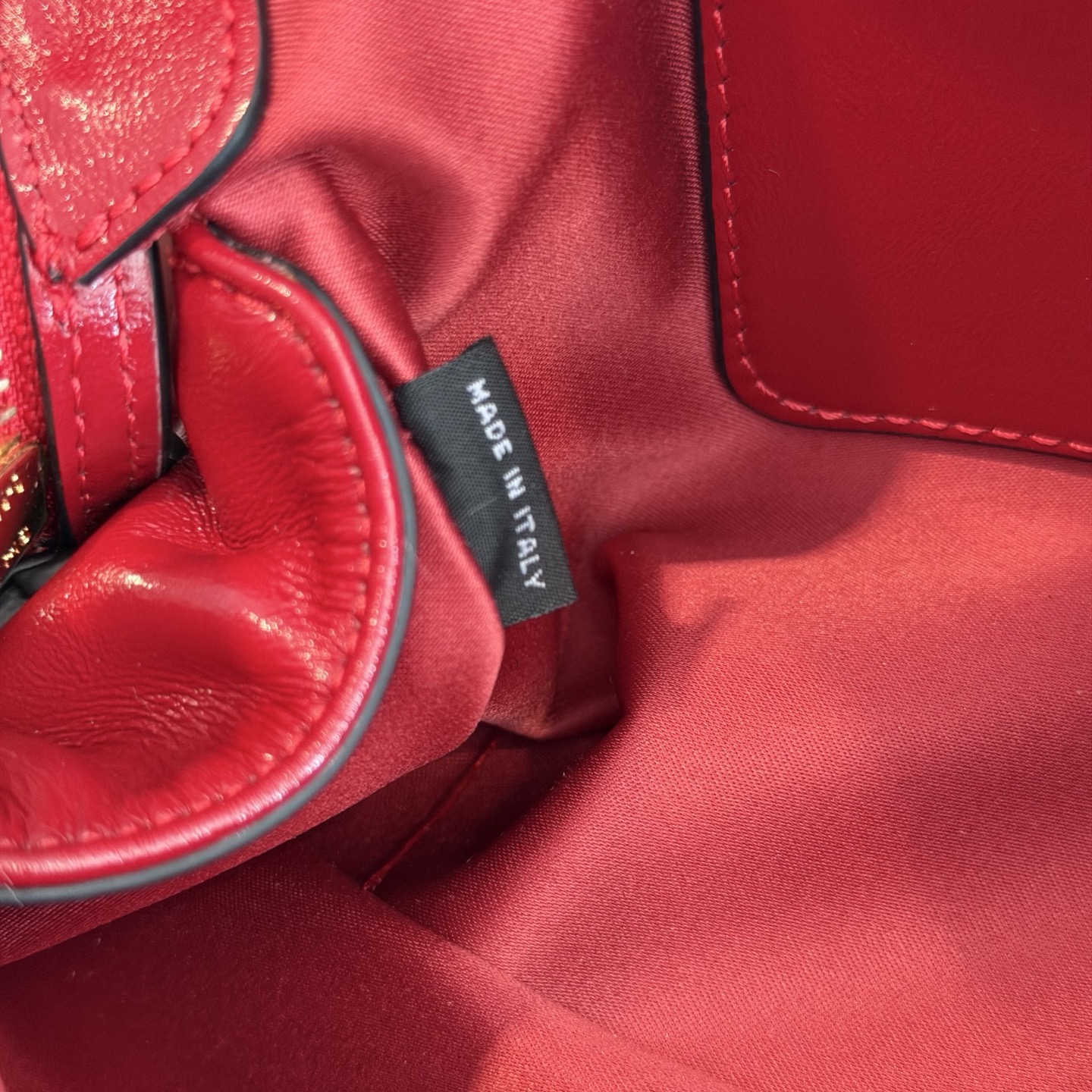 P630 Mi* Mi* 多背法亮面牛皮包，秋冬新款多背法亮面牛皮包，复古亮面材质，质感满分！包身小巧，手拿、单肩、斜挎、双肩多种背法，搭配超灵活。金属孔眼，细节精致，链条和肩带可拆卸，实用又时髦。日常通勤或休闲都很适合，秋冬大衣、裙装都能轻松驾驭，韩系氛围感满满，女生必入！
型号：5BF131
尺寸：24*14*8.5cm
