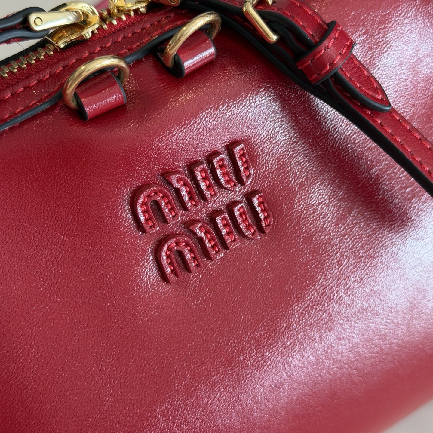 P630 Mi* Mi* 多背法亮面牛皮包，秋冬新款多背法亮面牛皮包，复古亮面材质，质感满分！包身小巧，手拿、单肩、斜挎、双肩多种背法，搭配超灵活。金属孔眼，细节精致，链条和肩带可拆卸，实用又时髦。日常通勤或休闲都很适合，秋冬大衣、裙装都能轻松驾驭，韩系氛围感满满，女生必入！
型号：5BF131
尺寸：24*14*8.5cm
