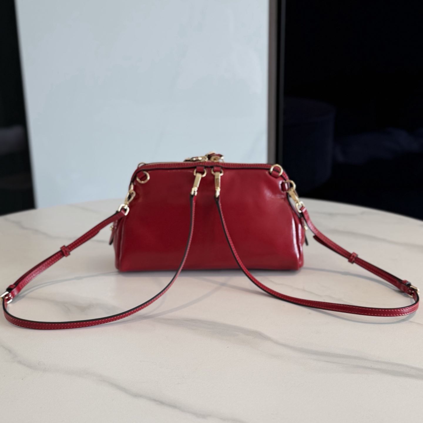 P630 Mi* Mi* 多背法亮面牛皮包，秋冬新款多背法亮面牛皮包，复古亮面材质，质感满分！包身小巧，手拿、单肩、斜挎、双肩多种背法，搭配超灵活。金属孔眼，细节精致，链条和肩带可拆卸，实用又时髦。日常通勤或休闲都很适合，秋冬大衣、裙装都能轻松驾驭，韩系氛围感满满，女生必入！
型号：5BF131
尺寸：24*14*8.5cm
