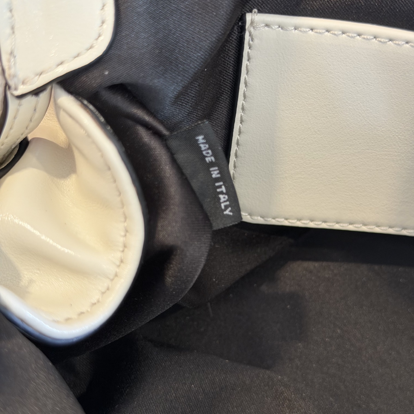 P630 Mi* Mi* 多背法亮面牛皮包，秋冬新款多背法亮面牛皮包，复古亮面材质，质感满分！包身小巧，手拿、单肩、斜挎、双肩多种背法，搭配超灵活。金属孔眼，细节精致，链条和肩带可拆卸，实用又时髦。日常通勤或休闲都很适合，秋冬大衣、裙装都能轻松驾驭，韩系氛围感满满，女生必入！
型号：5BF131
尺寸：24*14*8.5cm
