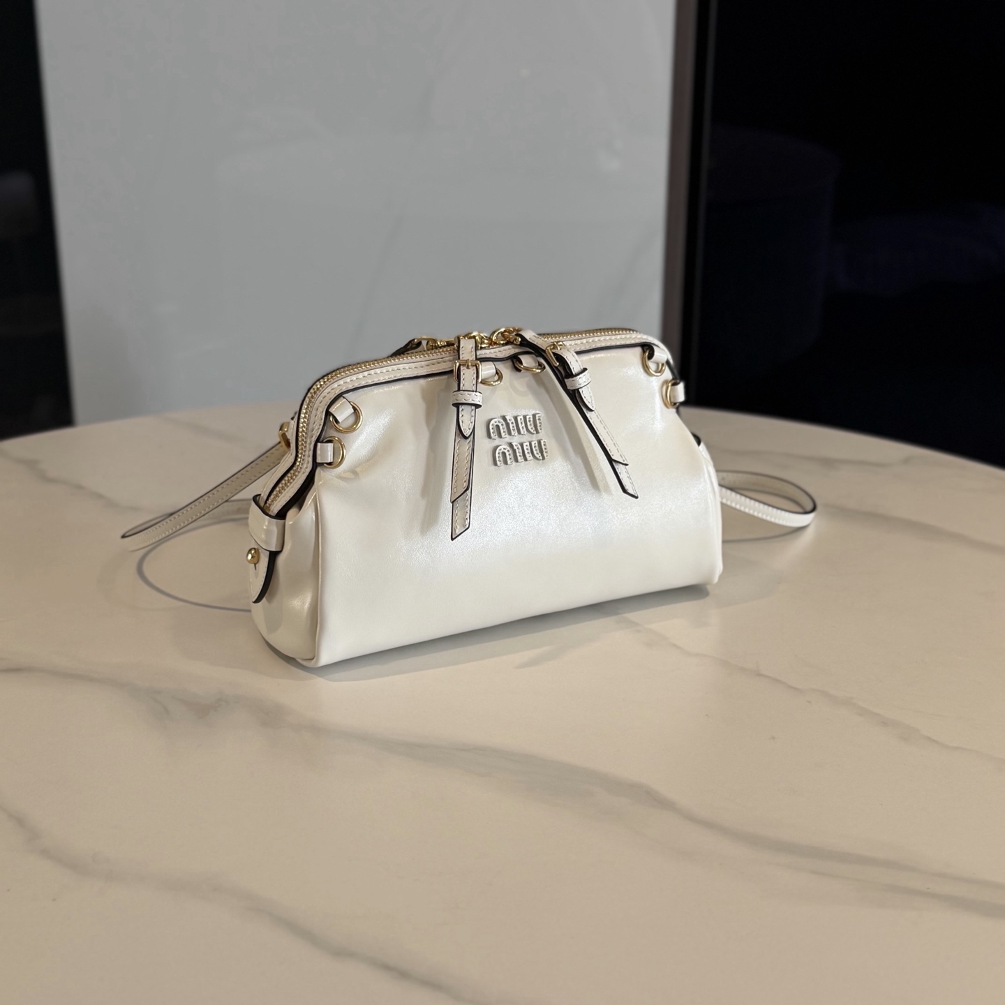 P630 Mi* Mi* 多背法亮面牛皮包，秋冬新款多背法亮面牛皮包，复古亮面材质，质感满分！包身小巧，手拿、单肩、斜挎、双肩多种背法，搭配超灵活。金属孔眼，细节精致，链条和肩带可拆卸，实用又时髦。日常通勤或休闲都很适合，秋冬大衣、裙装都能轻松驾驭，韩系氛围感满满，女生必入！
型号：5BF131
尺寸：24*14*8.5cm
