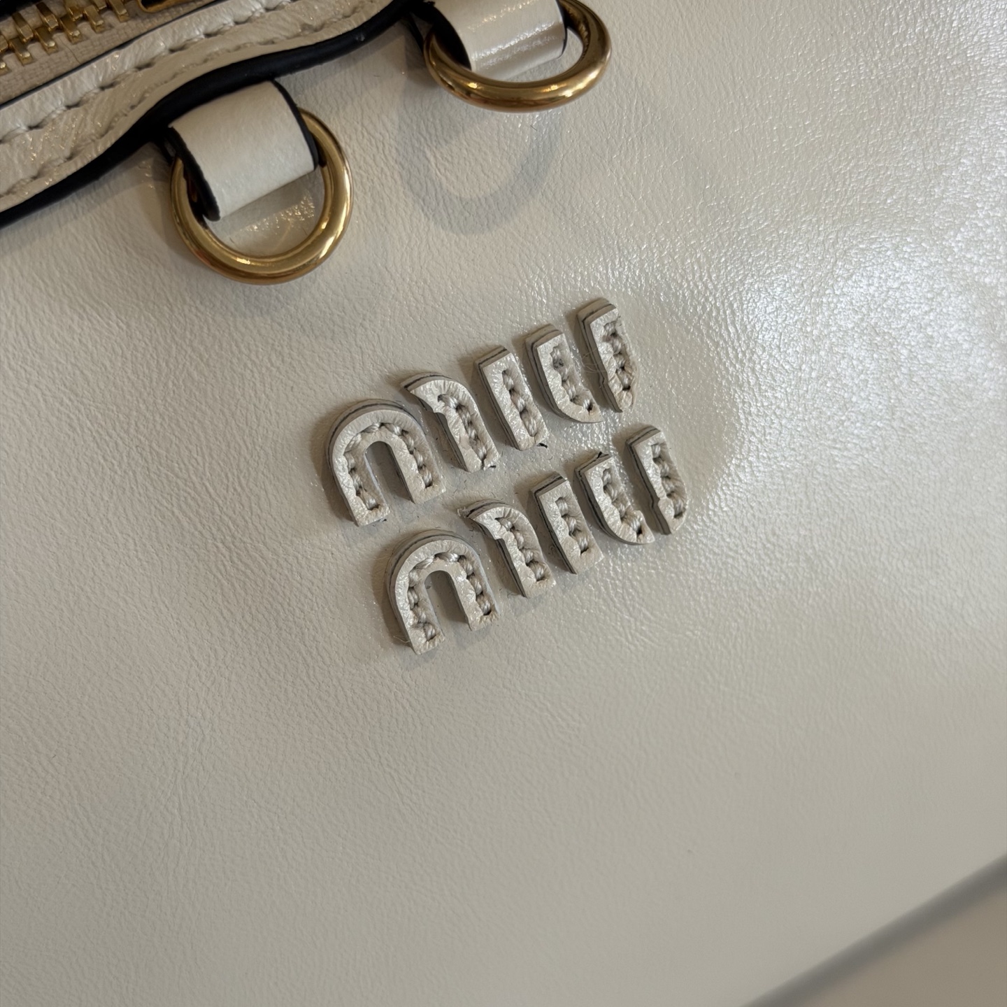 P630 Mi* Mi* 多背法亮面牛皮包，秋冬新款多背法亮面牛皮包，复古亮面材质，质感满分！包身小巧，手拿、单肩、斜挎、双肩多种背法，搭配超灵活。金属孔眼，细节精致，链条和肩带可拆卸，实用又时髦。日常通勤或休闲都很适合，秋冬大衣、裙装都能轻松驾驭，韩系氛围感满满，女生必入！
型号：5BF131
尺寸：24*14*8.5cm
