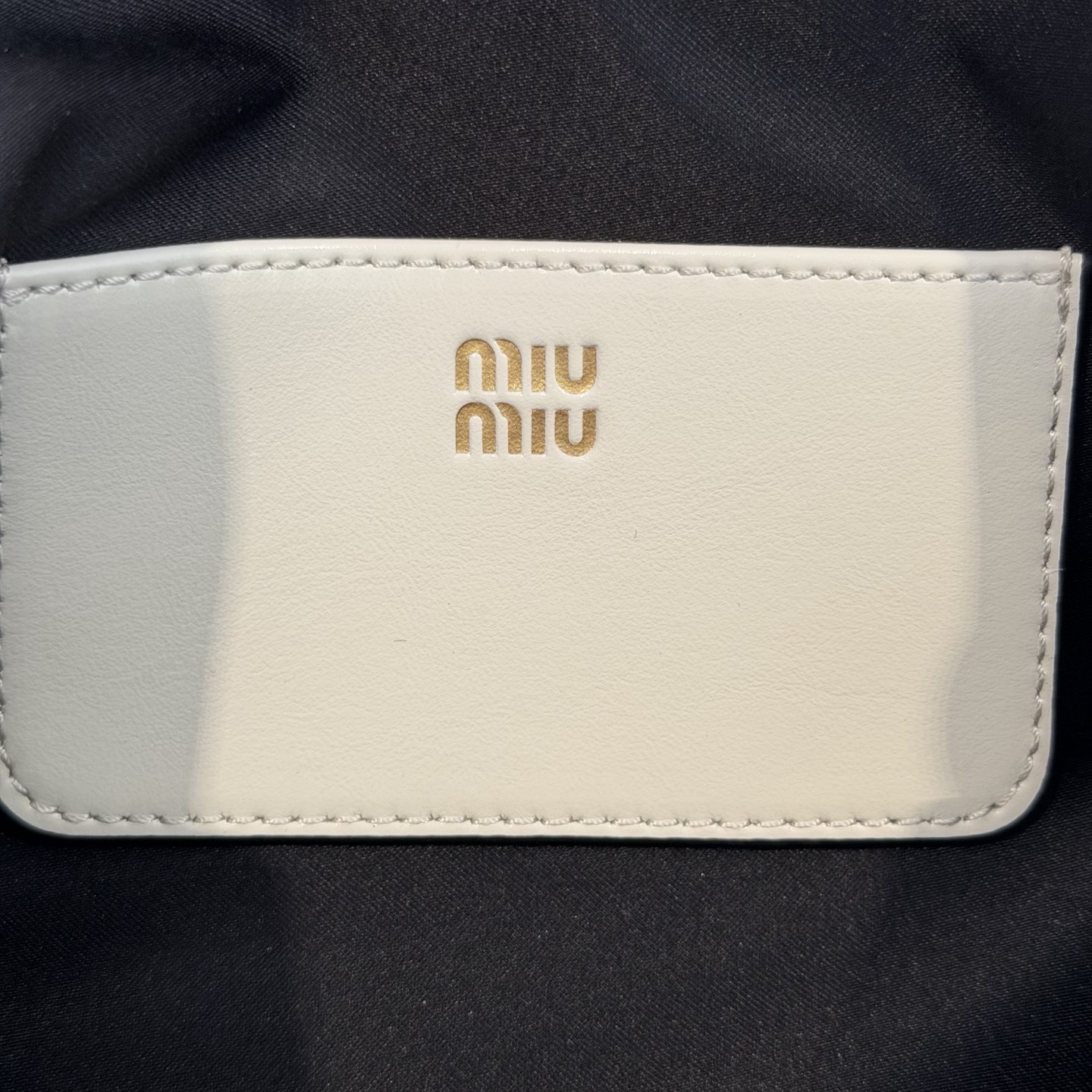 P630 Mi* Mi* 多背法亮面牛皮包，秋冬新款多背法亮面牛皮包，复古亮面材质，质感满分！包身小巧，手拿、单肩、斜挎、双肩多种背法，搭配超灵活。金属孔眼，细节精致，链条和肩带可拆卸，实用又时髦。日常通勤或休闲都很适合，秋冬大衣、裙装都能轻松驾驭，韩系氛围感满满，女生必入！
型号：5BF131
尺寸：24*14*8.5cm
