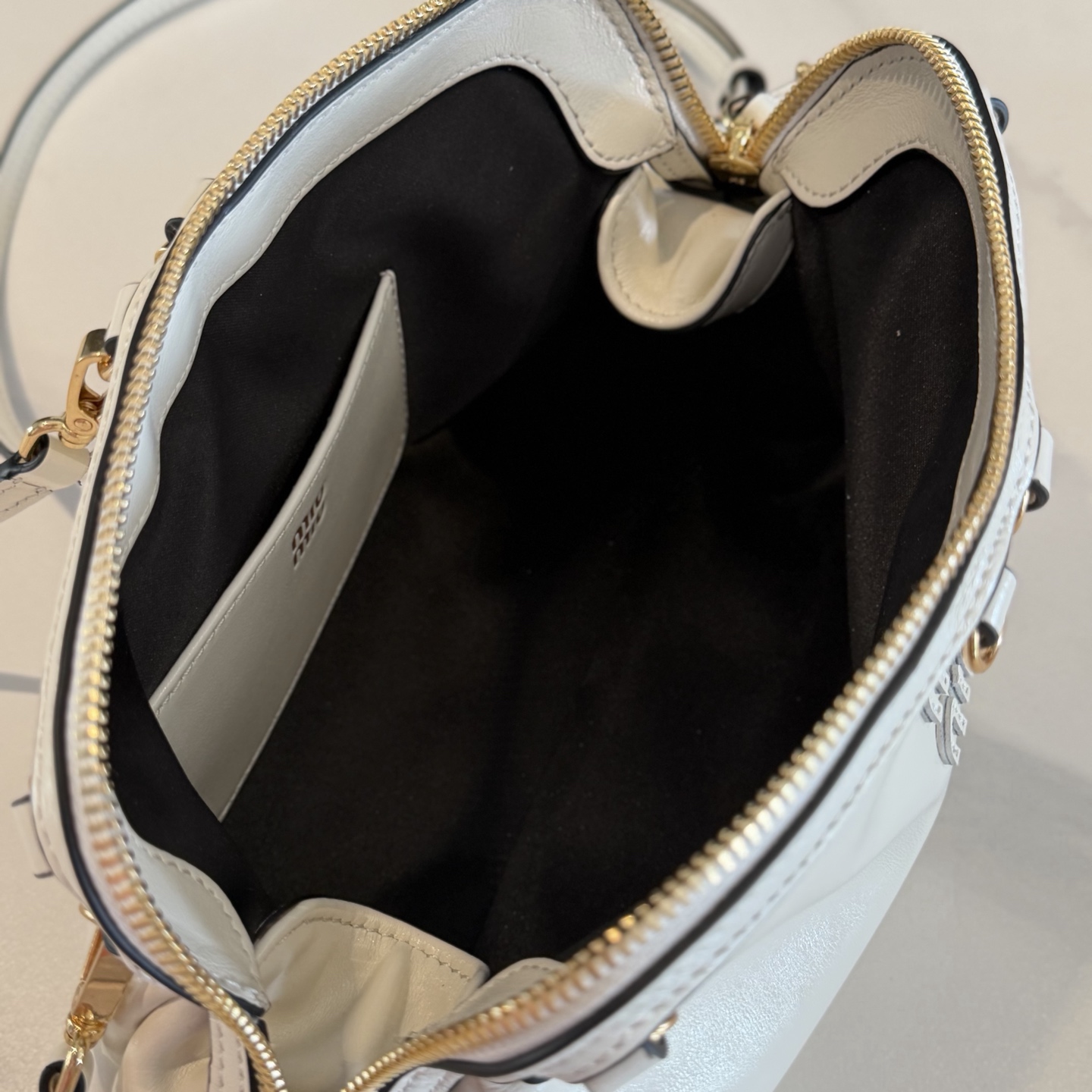 P630 Mi* Mi* 多背法亮面牛皮包，秋冬新款多背法亮面牛皮包，复古亮面材质，质感满分！包身小巧，手拿、单肩、斜挎、双肩多种背法，搭配超灵活。金属孔眼，细节精致，链条和肩带可拆卸，实用又时髦。日常通勤或休闲都很适合，秋冬大衣、裙装都能轻松驾驭，韩系氛围感满满，女生必入！
型号：5BF131
尺寸：24*14*8.5cm
