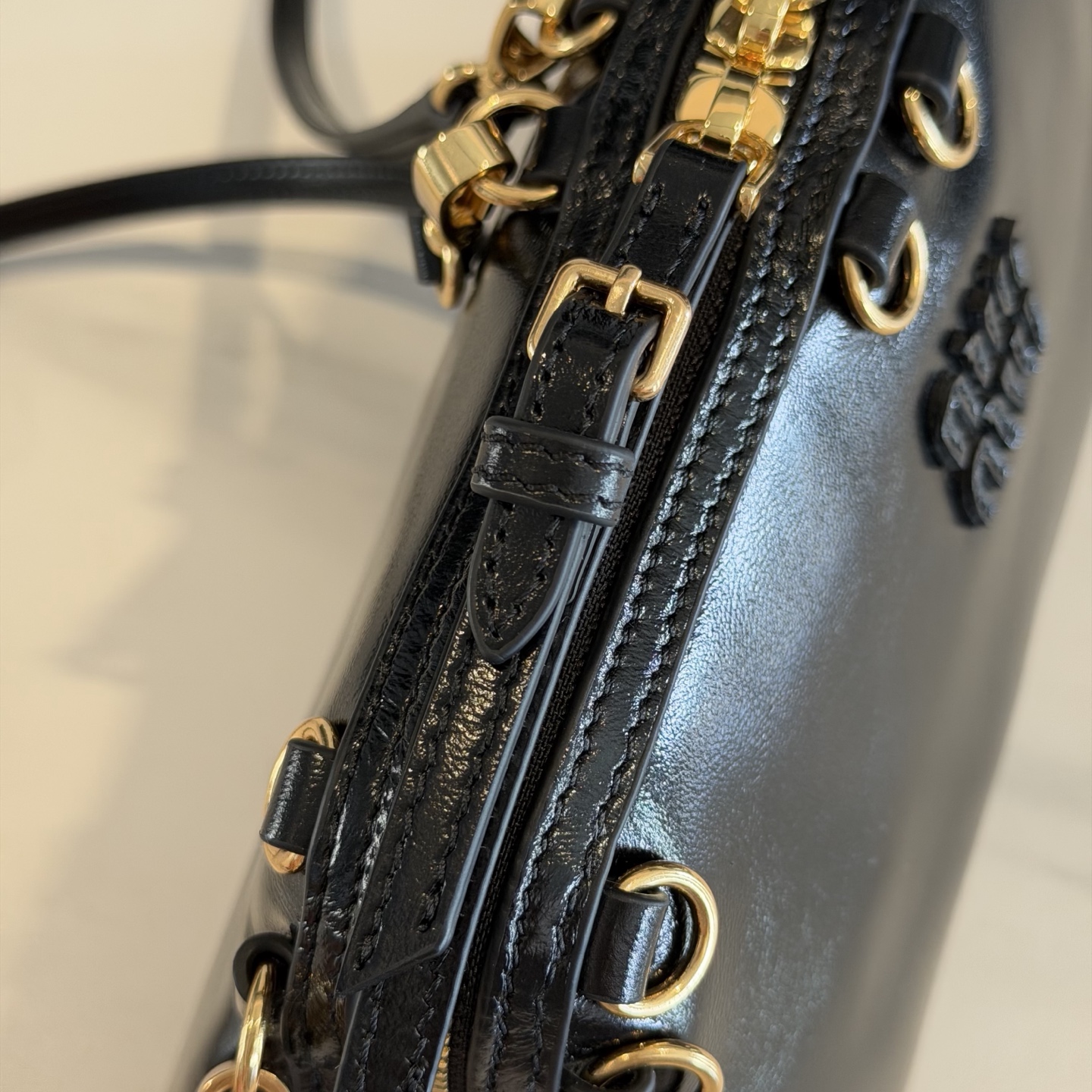 P630 Mi* Mi* 多背法亮面牛皮包，秋冬新款多背法亮面牛皮包，复古亮面材质，质感满分！包身小巧，手拿、单肩、斜挎、双肩多种背法，搭配超灵活。金属孔眼，细节精致，链条和肩带可拆卸，实用又时髦。日常通勤或休闲都很适合，秋冬大衣、裙装都能轻松驾驭，韩系氛围感满满，女生必入！
型号：5BF131
尺寸：24*14*8.5cm
