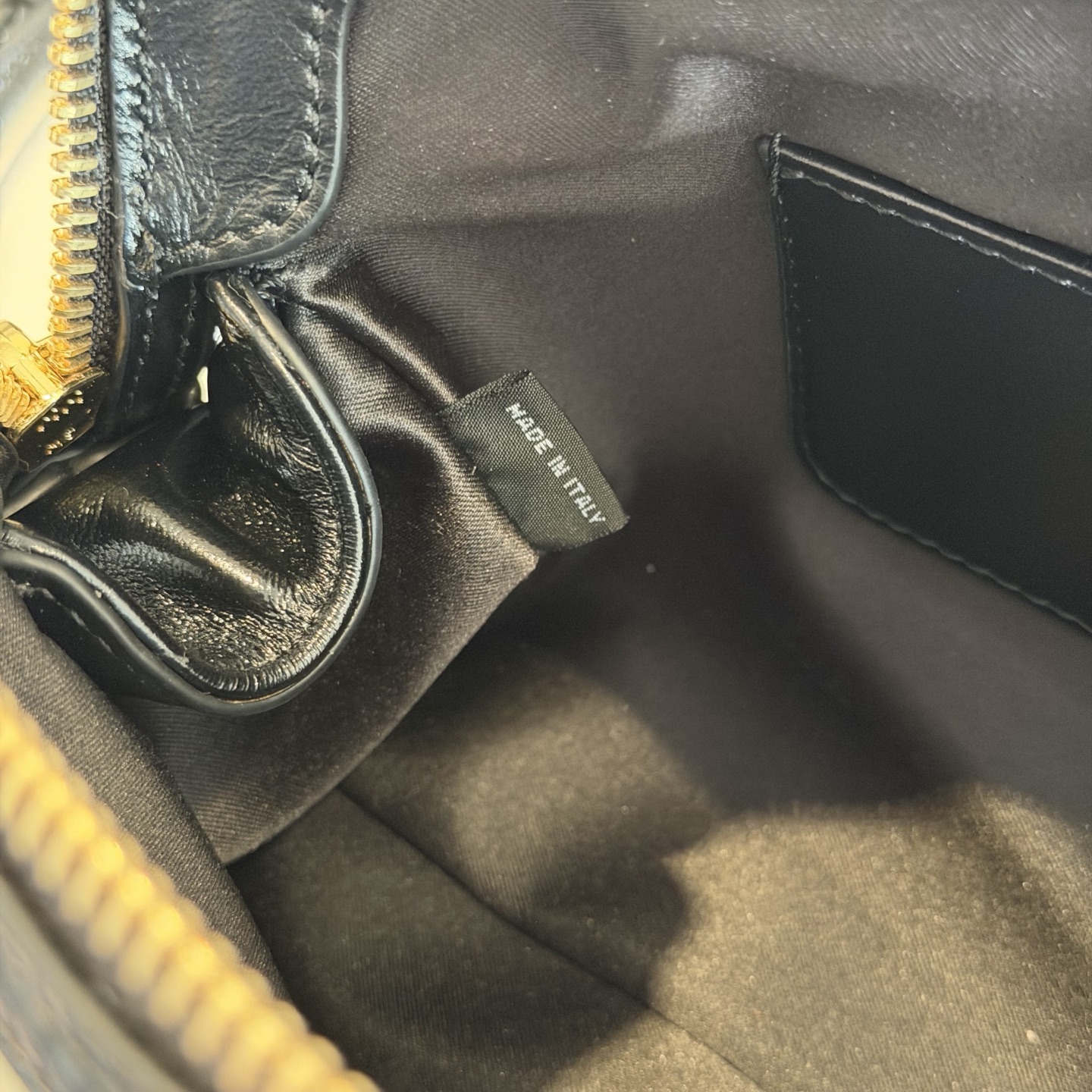 P630 Mi* Mi* 多背法亮面牛皮包，秋冬新款多背法亮面牛皮包，复古亮面材质，质感满分！包身小巧，手拿、单肩、斜挎、双肩多种背法，搭配超灵活。金属孔眼，细节精致，链条和肩带可拆卸，实用又时髦。日常通勤或休闲都很适合，秋冬大衣、裙装都能轻松驾驭，韩系氛围感满满，女生必入！
型号：5BF131
尺寸：24*14*8.5cm
