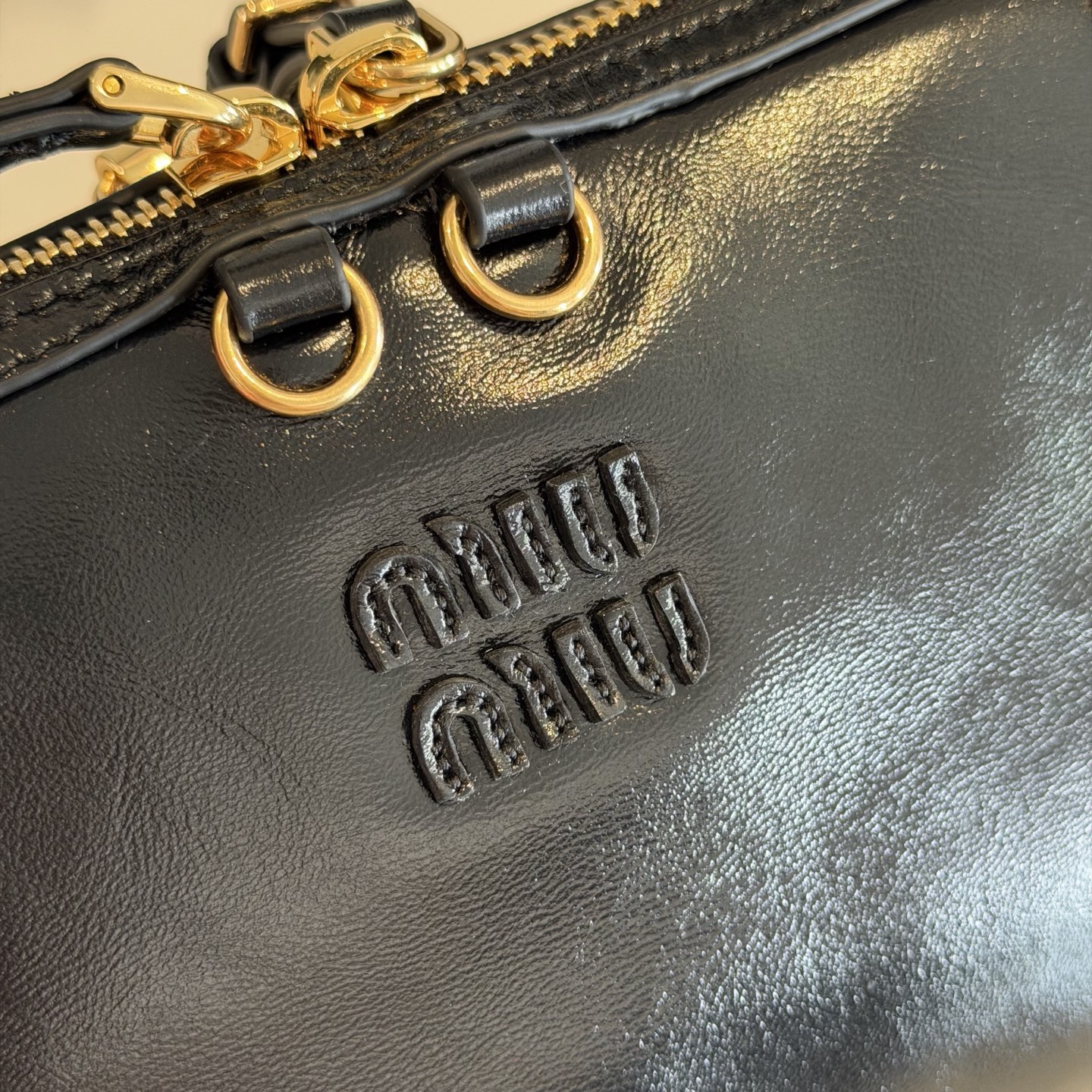 P630 Mi* Mi* 多背法亮面牛皮包，秋冬新款多背法亮面牛皮包，复古亮面材质，质感满分！包身小巧，手拿、单肩、斜挎、双肩多种背法，搭配超灵活。金属孔眼，细节精致，链条和肩带可拆卸，实用又时髦。日常通勤或休闲都很适合，秋冬大衣、裙装都能轻松驾驭，韩系氛围感满满，女生必入！
型号：5BF131
尺寸：24*14*8.5cm
