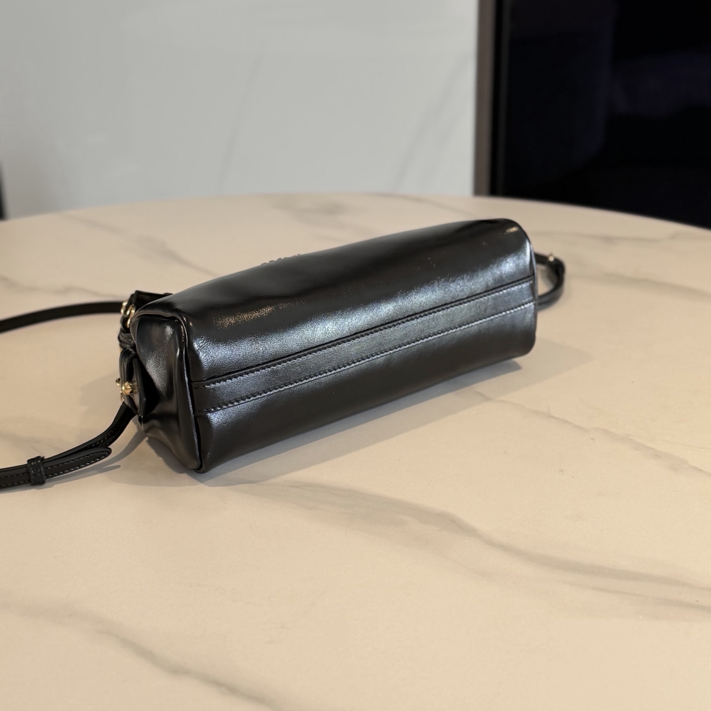 P630 Mi* Mi* 多背法亮面牛皮包，秋冬新款多背法亮面牛皮包，复古亮面材质，质感满分！包身小巧，手拿、单肩、斜挎、双肩多种背法，搭配超灵活。金属孔眼，细节精致，链条和肩带可拆卸，实用又时髦。日常通勤或休闲都很适合，秋冬大衣、裙装都能轻松驾驭，韩系氛围感满满，女生必入！
型号：5BF131
尺寸：24*14*8.5cm
