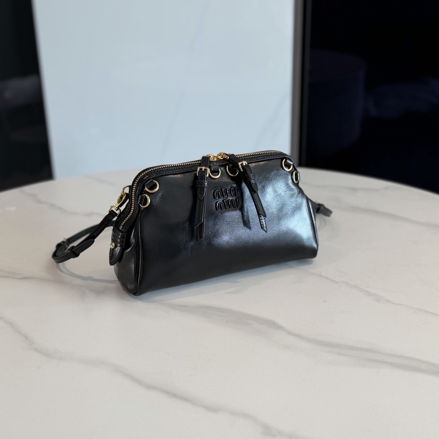 P630 Mi* Mi* 多背法亮面牛皮包，秋冬新款多背法亮面牛皮包，复古亮面材质，质感满分！包身小巧，手拿、单肩、斜挎、双肩多种背法，搭配超灵活。金属孔眼，细节精致，链条和肩带可拆卸，实用又时髦。日常通勤或休闲都很适合，秋冬大衣、裙装都能轻松驾驭，韩系氛围感满满，女生必入！
型号：5BF131
尺寸：24*14*8.5cm
