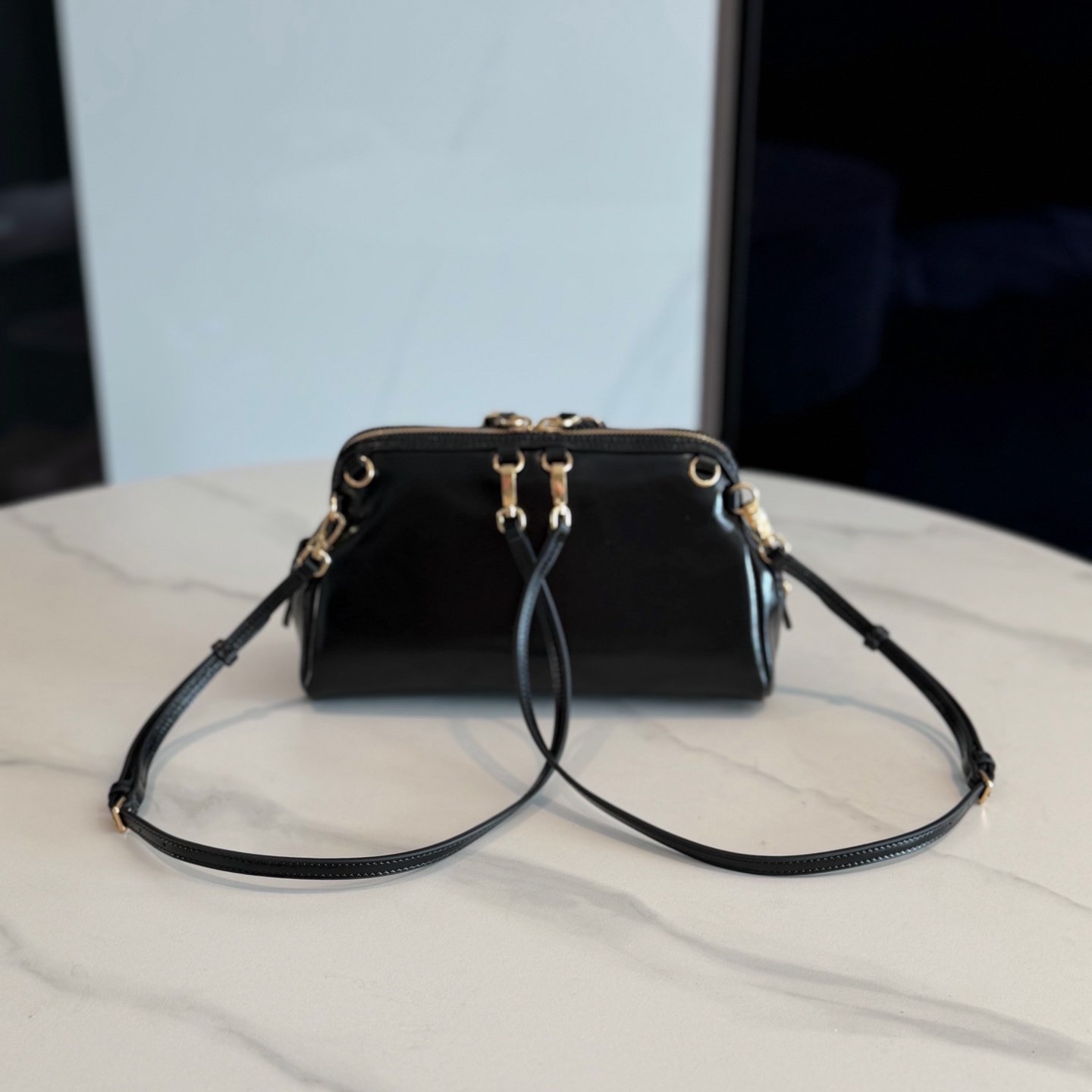 P630 Mi* Mi* 多背法亮面牛皮包，秋冬新款多背法亮面牛皮包，复古亮面材质，质感满分！包身小巧，手拿、单肩、斜挎、双肩多种背法，搭配超灵活。金属孔眼，细节精致，链条和肩带可拆卸，实用又时髦。日常通勤或休闲都很适合，秋冬大衣、裙装都能轻松驾驭，韩系氛围感满满，女生必入！
型号：5BF131
尺寸：24*14*8.5cm
