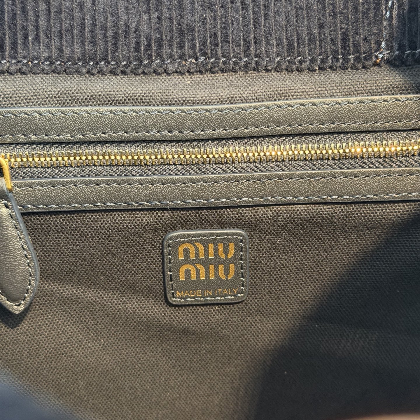 P750 Miu 25SS系列秀款灯芯绒背包
设计灵感源自校园，采用耐磨的灯芯绒和柔软的牛皮材质，独特的多口袋设计，是复古与实用的完美融合。推出四种充满复古文艺气息的颜色，校园少女风穿搭的必备单品啦！

型号：5BZ042
尺寸：25*30*12.5cm（灯芯绒）