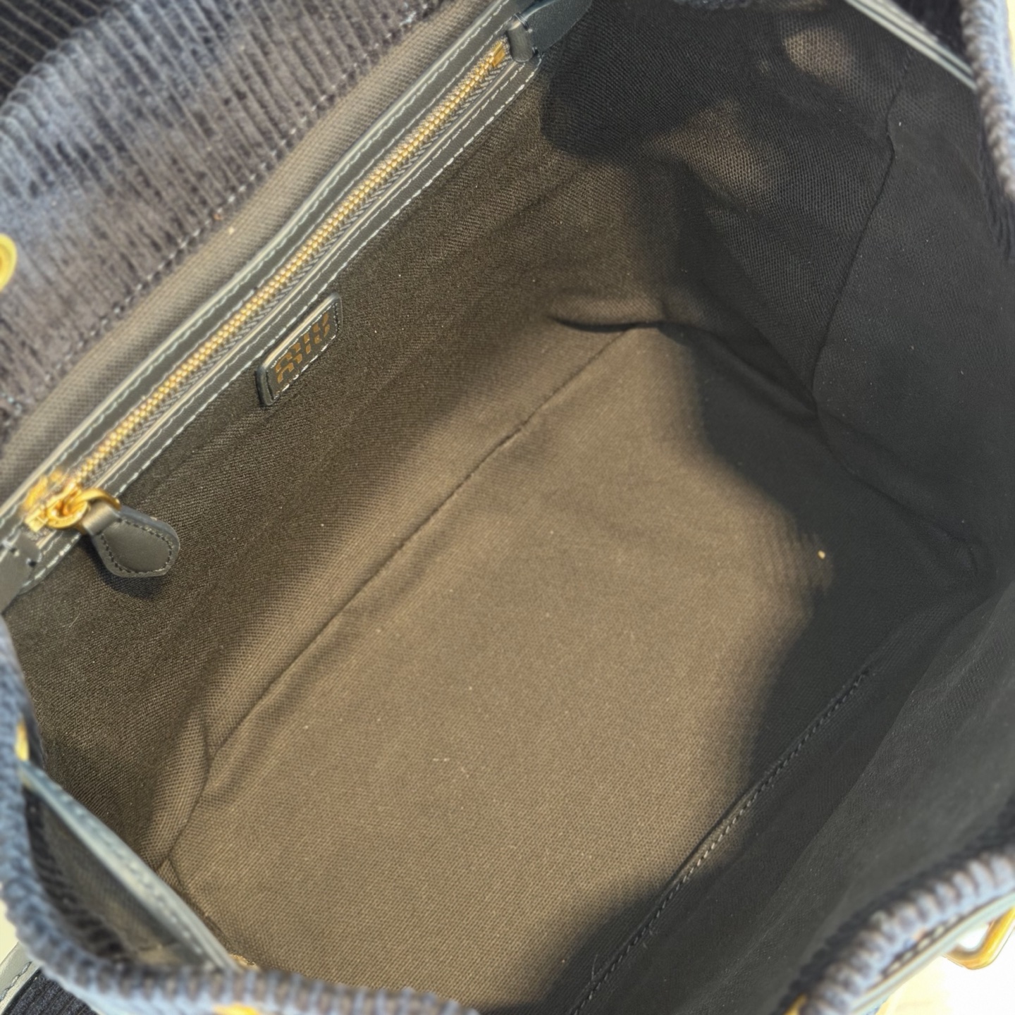 P750 Miu 25SS系列秀款灯芯绒背包
设计灵感源自校园，采用耐磨的灯芯绒和柔软的牛皮材质，独特的多口袋设计，是复古与实用的完美融合。推出四种充满复古文艺气息的颜色，校园少女风穿搭的必备单品啦！

型号：5BZ042
尺寸：25*30*12.5cm（灯芯绒）