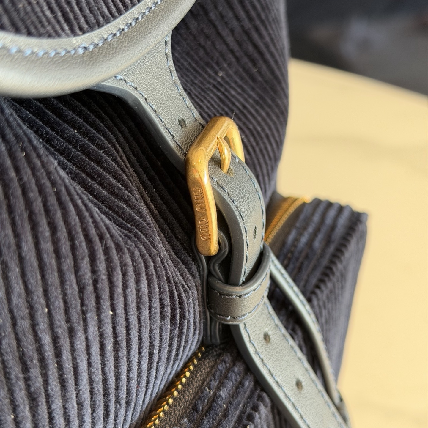 P750 Miu 25SS系列秀款灯芯绒背包
设计灵感源自校园，采用耐磨的灯芯绒和柔软的牛皮材质，独特的多口袋设计，是复古与实用的完美融合。推出四种充满复古文艺气息的颜色，校园少女风穿搭的必备单品啦！

型号：5BZ042
尺寸：25*30*12.5cm（灯芯绒）