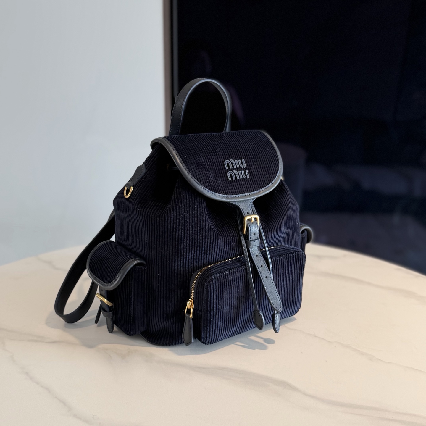 P750 Miu 25SS系列秀款灯芯绒背包
设计灵感源自校园，采用耐磨的灯芯绒和柔软的牛皮材质，独特的多口袋设计，是复古与实用的完美融合。推出四种充满复古文艺气息的颜色，校园少女风穿搭的必备单品啦！

型号：5BZ042
尺寸：25*30*12.5cm（灯芯绒）