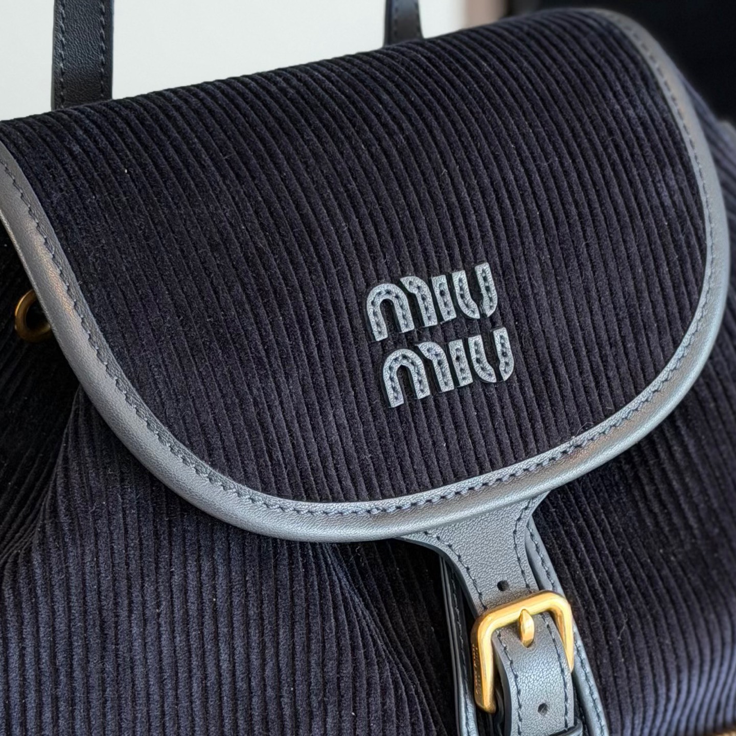 P750 Miu 25SS系列秀款灯芯绒背包
设计灵感源自校园，采用耐磨的灯芯绒和柔软的牛皮材质，独特的多口袋设计，是复古与实用的完美融合。推出四种充满复古文艺气息的颜色，校园少女风穿搭的必备单品啦！

型号：5BZ042
尺寸：25*30*12.5cm（灯芯绒）