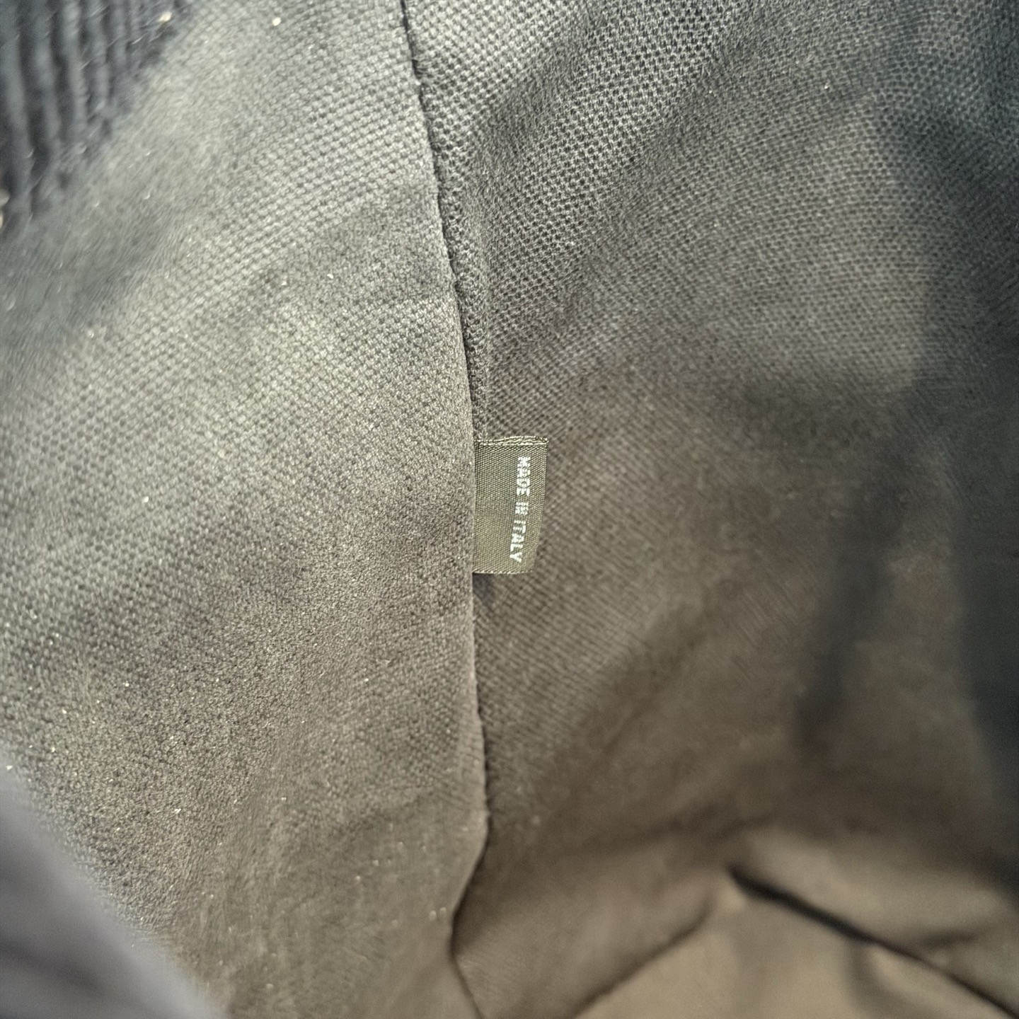 P750 Miu 25SS系列秀款灯芯绒背包
设计灵感源自校园，采用耐磨的灯芯绒和柔软的牛皮材质，独特的多口袋设计，是复古与实用的完美融合。推出四种充满复古文艺气息的颜色，校园少女风穿搭的必备单品啦！

型号：5BZ042
尺寸：25*30*12.5cm（灯芯绒）