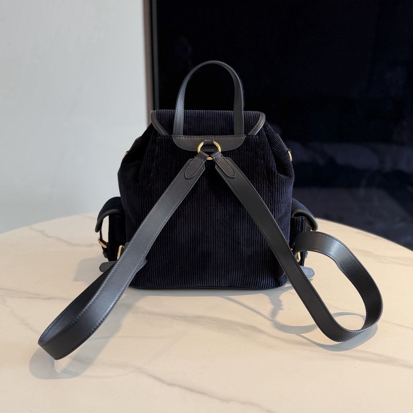 P750 Miu 25SS系列秀款灯芯绒背包
设计灵感源自校园，采用耐磨的灯芯绒和柔软的牛皮材质，独特的多口袋设计，是复古与实用的完美融合。推出四种充满复古文艺气息的颜色，校园少女风穿搭的必备单品啦！

型号：5BZ042
尺寸：25*30*12.5cm（灯芯绒）