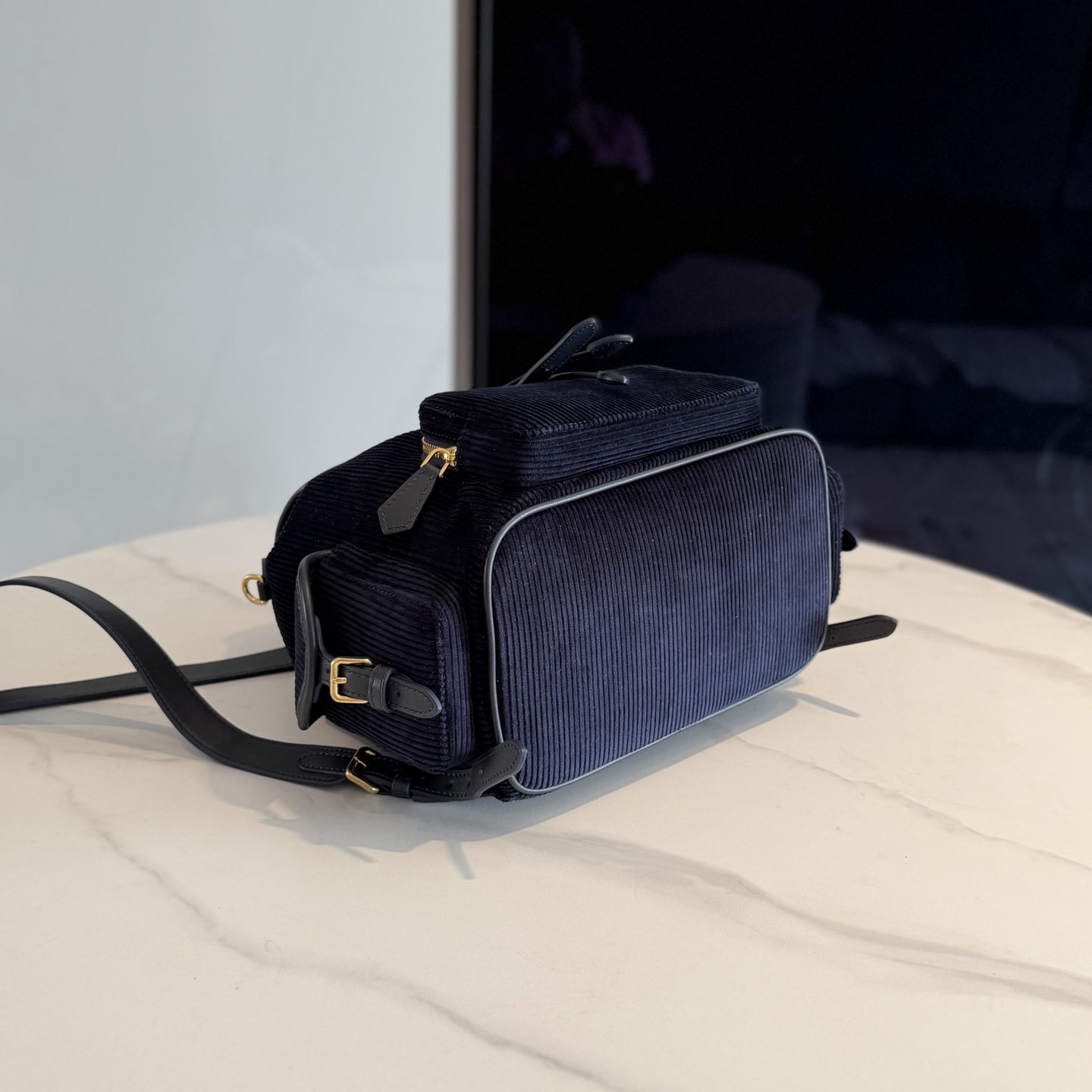 P750 Miu 25SS系列秀款灯芯绒背包
设计灵感源自校园，采用耐磨的灯芯绒和柔软的牛皮材质，独特的多口袋设计，是复古与实用的完美融合。推出四种充满复古文艺气息的颜色，校园少女风穿搭的必备单品啦！

型号：5BZ042
尺寸：25*30*12.5cm（灯芯绒）