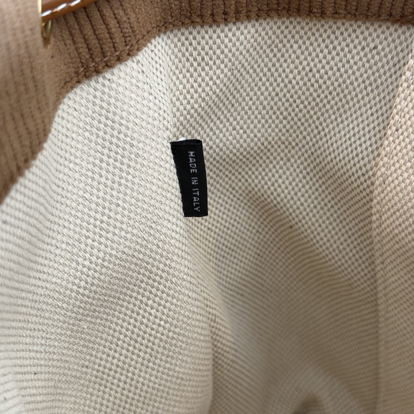 P710 Miu 25SS系列秀款灯芯绒背包
设计灵感源自校园，采用耐磨的灯芯绒和柔软的牛皮材质，独特的多口袋设计，是复古与实用的完美融合。推出四种充满复古文艺气息的颜色，校园少女风穿搭的必备单品啦！

型号：5BZ043
尺寸：18*22*11.5cm（灯芯绒）