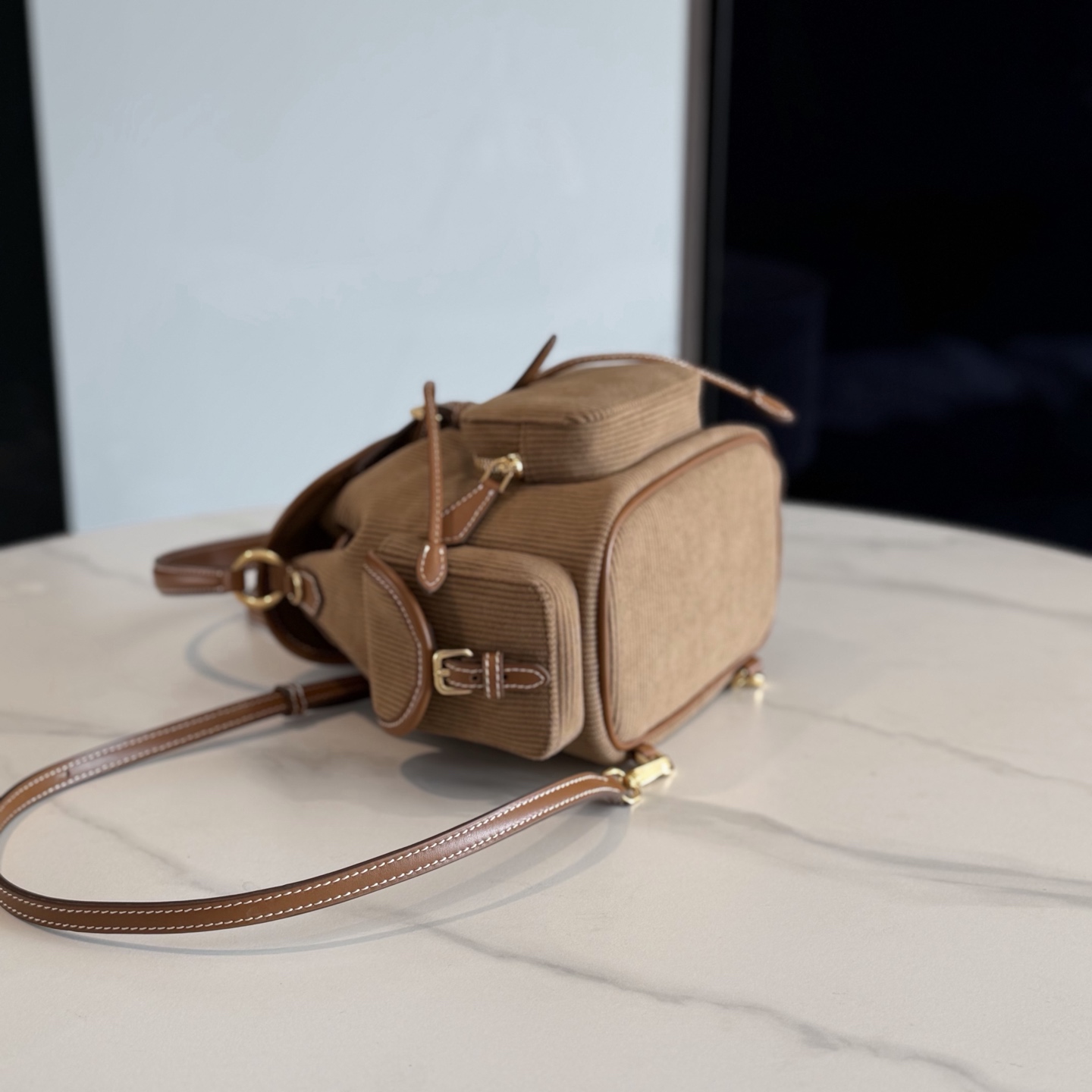 P710 Miu 25SS系列秀款灯芯绒背包
设计灵感源自校园，采用耐磨的灯芯绒和柔软的牛皮材质，独特的多口袋设计，是复古与实用的完美融合。推出四种充满复古文艺气息的颜色，校园少女风穿搭的必备单品啦！

型号：5BZ043
尺寸：18*22*11.5cm（灯芯绒）