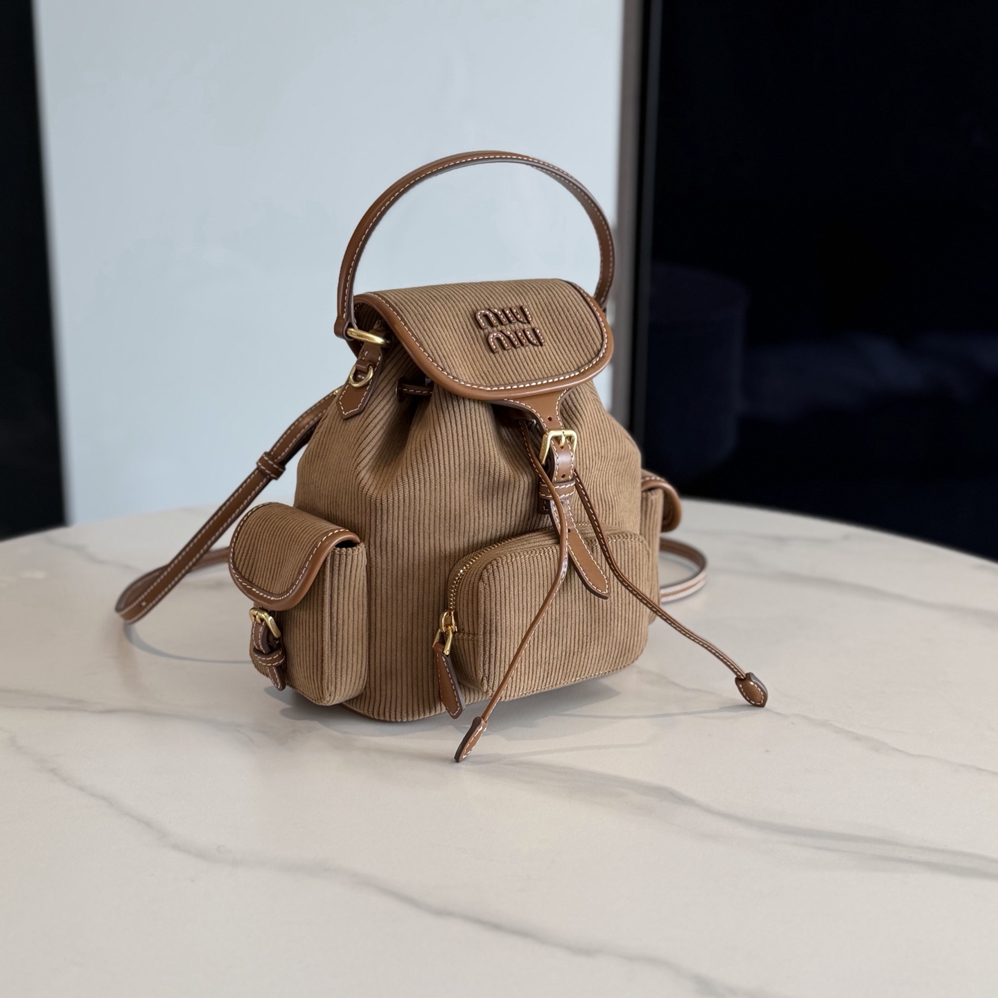 P710 Miu 25SS系列秀款灯芯绒背包
设计灵感源自校园，采用耐磨的灯芯绒和柔软的牛皮材质，独特的多口袋设计，是复古与实用的完美融合。推出四种充满复古文艺气息的颜色，校园少女风穿搭的必备单品啦！

型号：5BZ043
尺寸：18*22*11.5cm（灯芯绒）