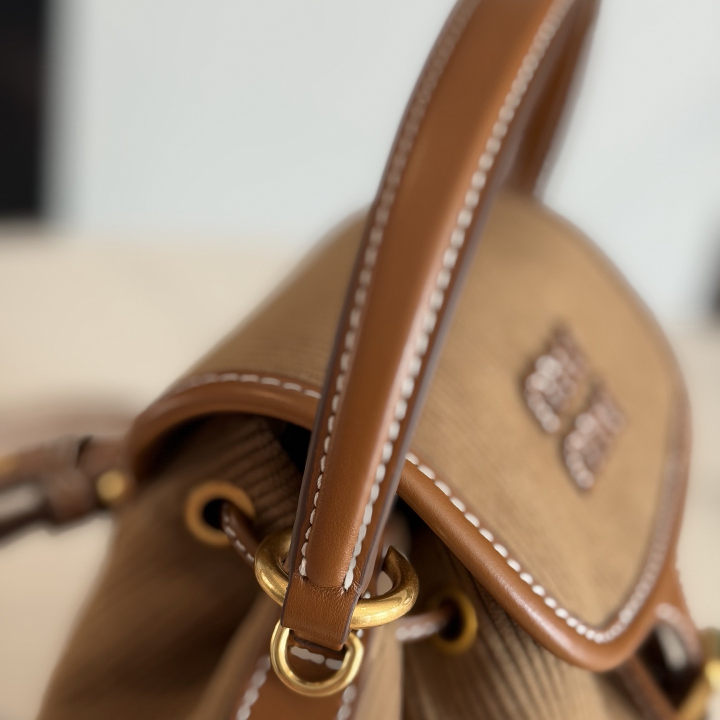 P710 Miu 25SS系列秀款灯芯绒背包
设计灵感源自校园，采用耐磨的灯芯绒和柔软的牛皮材质，独特的多口袋设计，是复古与实用的完美融合。推出四种充满复古文艺气息的颜色，校园少女风穿搭的必备单品啦！

型号：5BZ043
尺寸：18*22*11.5cm（灯芯绒）