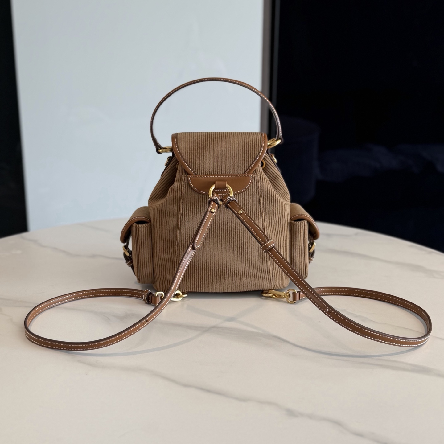 P710 Miu 25SS系列秀款灯芯绒背包
设计灵感源自校园，采用耐磨的灯芯绒和柔软的牛皮材质，独特的多口袋设计，是复古与实用的完美融合。推出四种充满复古文艺气息的颜色，校园少女风穿搭的必备单品啦！

型号：5BZ043
尺寸：18*22*11.5cm（灯芯绒）