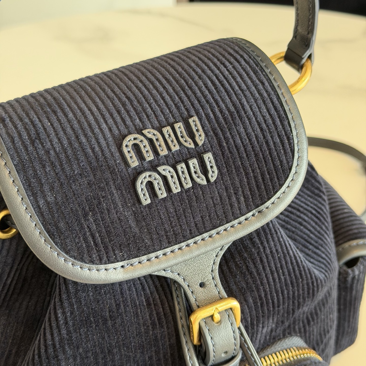 P710 Miu 25SS系列秀款灯芯绒背包
设计灵感源自校园，采用耐磨的灯芯绒和柔软的牛皮材质，独特的多口袋设计，是复古与实用的完美融合。推出四种充满复古文艺气息的颜色，校园少女风穿搭的必备单品啦！

型号：5BZ043
尺寸：18*22*11.5cm（灯芯绒）