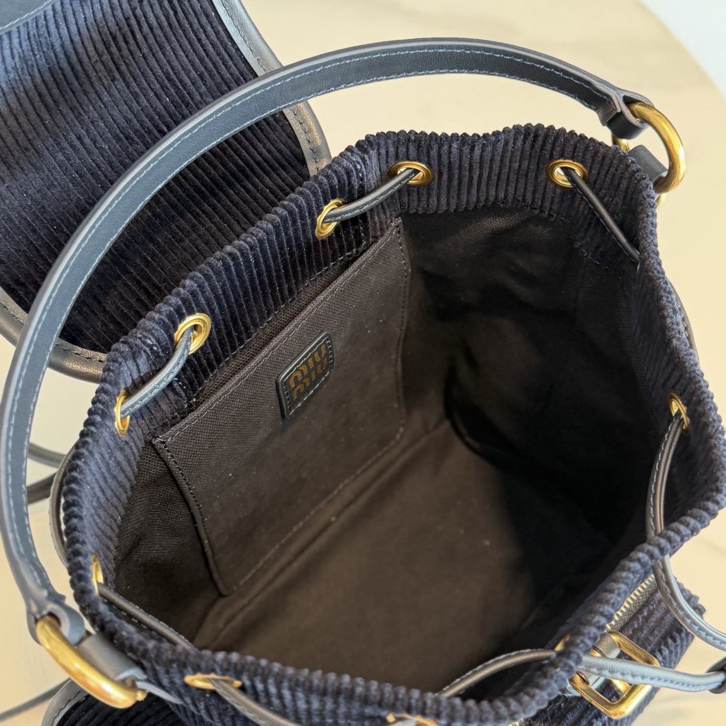 P710 Miu 25SS系列秀款灯芯绒背包
设计灵感源自校园，采用耐磨的灯芯绒和柔软的牛皮材质，独特的多口袋设计，是复古与实用的完美融合。推出四种充满复古文艺气息的颜色，校园少女风穿搭的必备单品啦！

型号：5BZ043
尺寸：18*22*11.5cm（灯芯绒）