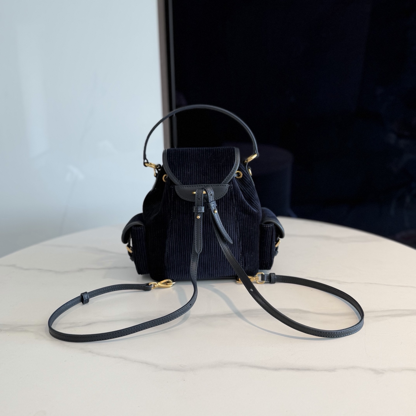 P710 Miu 25SS系列秀款灯芯绒背包
设计灵感源自校园，采用耐磨的灯芯绒和柔软的牛皮材质，独特的多口袋设计，是复古与实用的完美融合。推出四种充满复古文艺气息的颜色，校园少女风穿搭的必备单品啦！

型号：5BZ043
尺寸：18*22*11.5cm（灯芯绒）